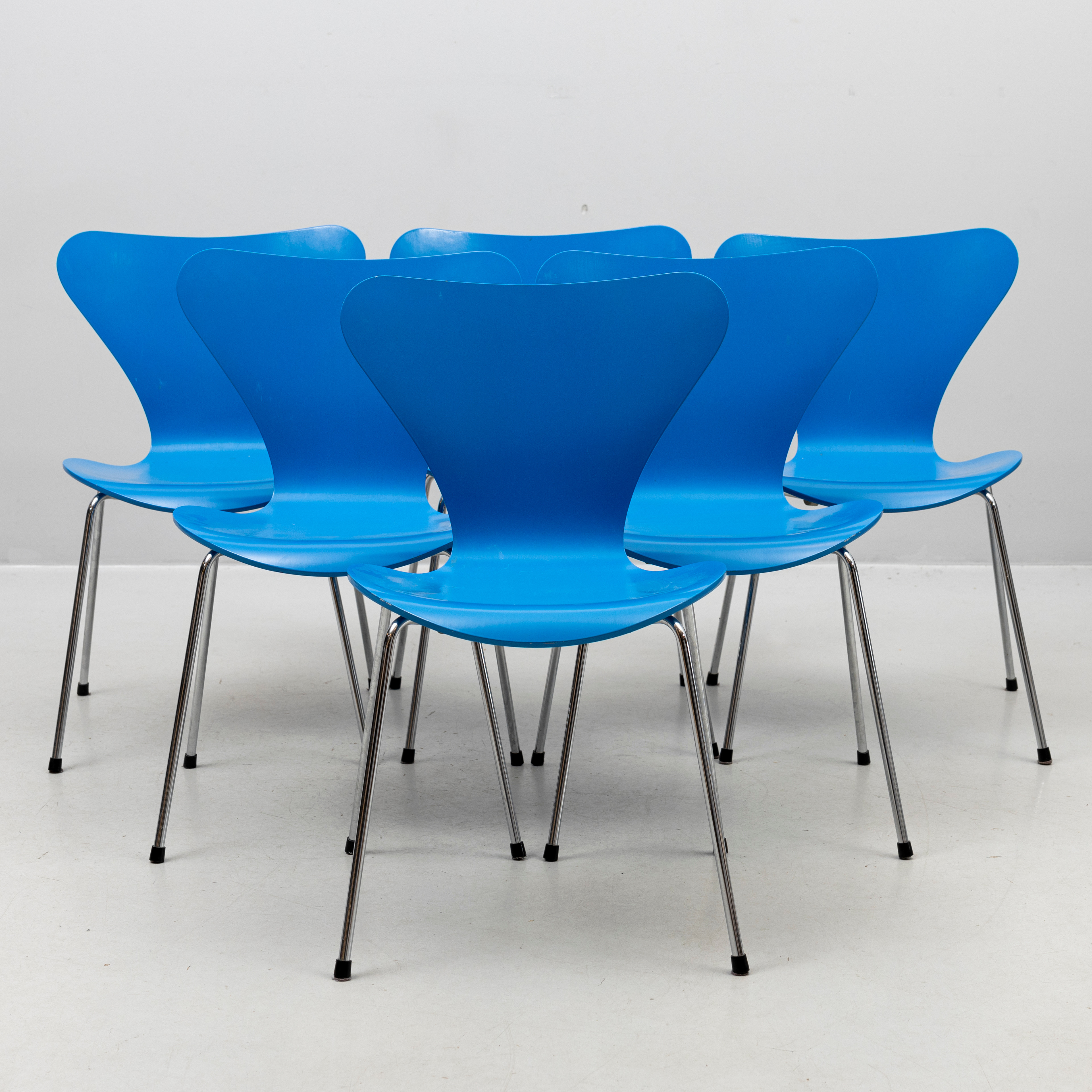 ARNE JACOBSEN. 6 st stolar, "Sjuan", för Fritz Hansen, Danmark, 1991.