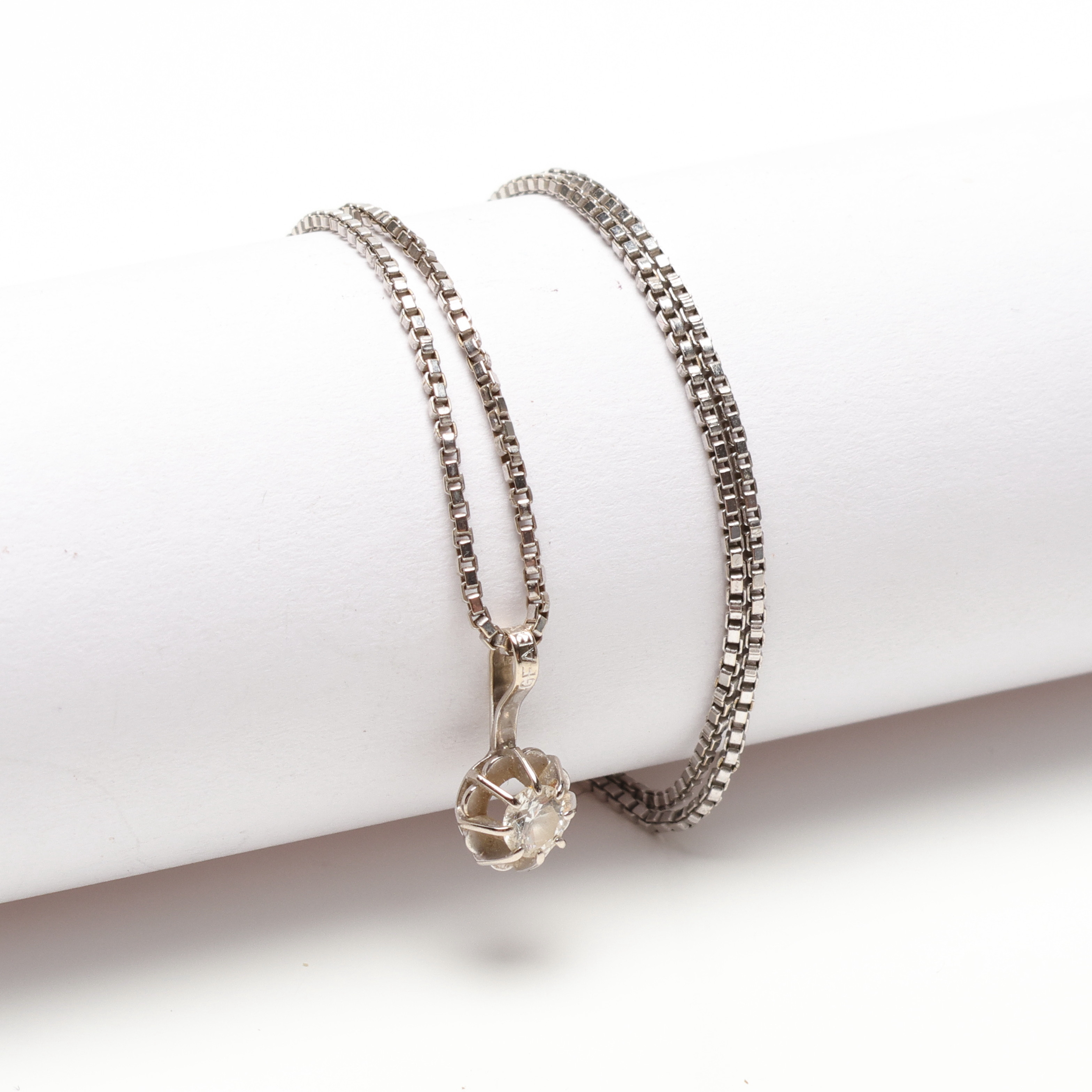 HÄNGE med diamant samt KEDJA, 18k vikt ca 3 g.