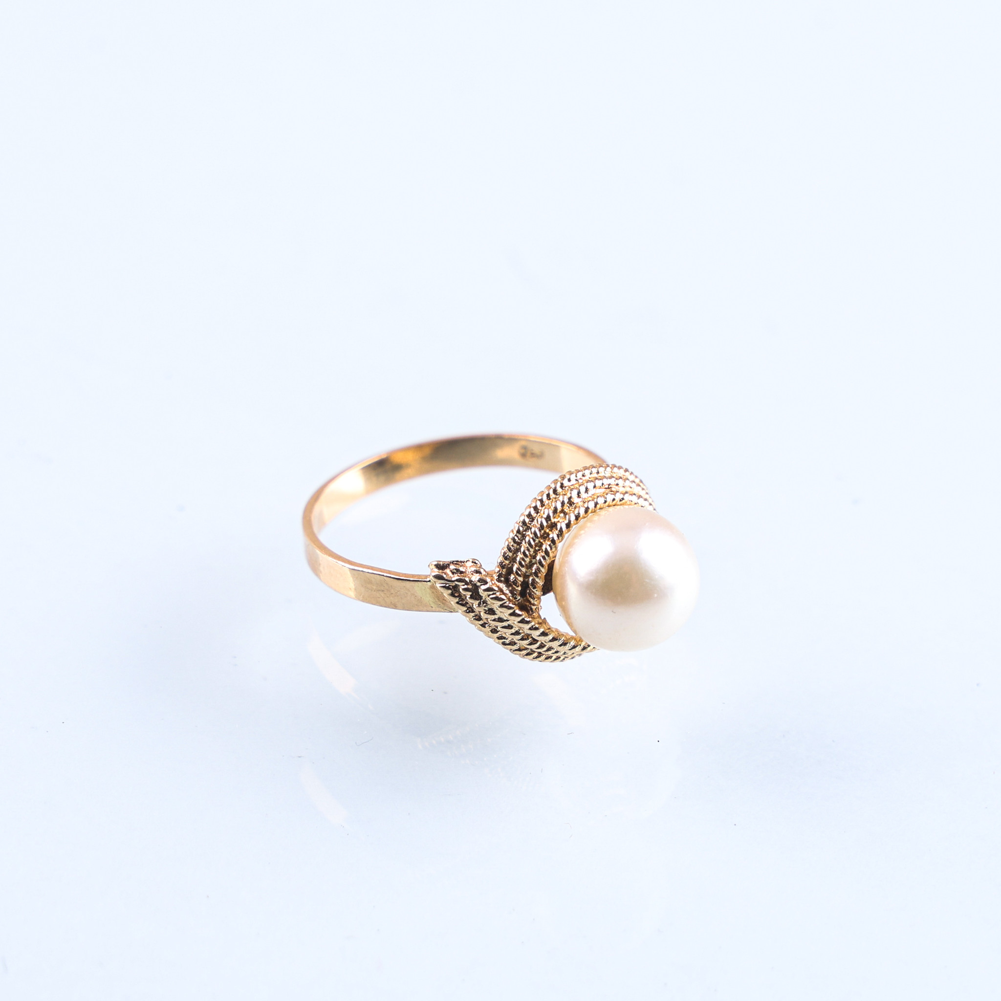 RING, 18 karat guld med odlad pärla, vikt ca 3,3 gram.