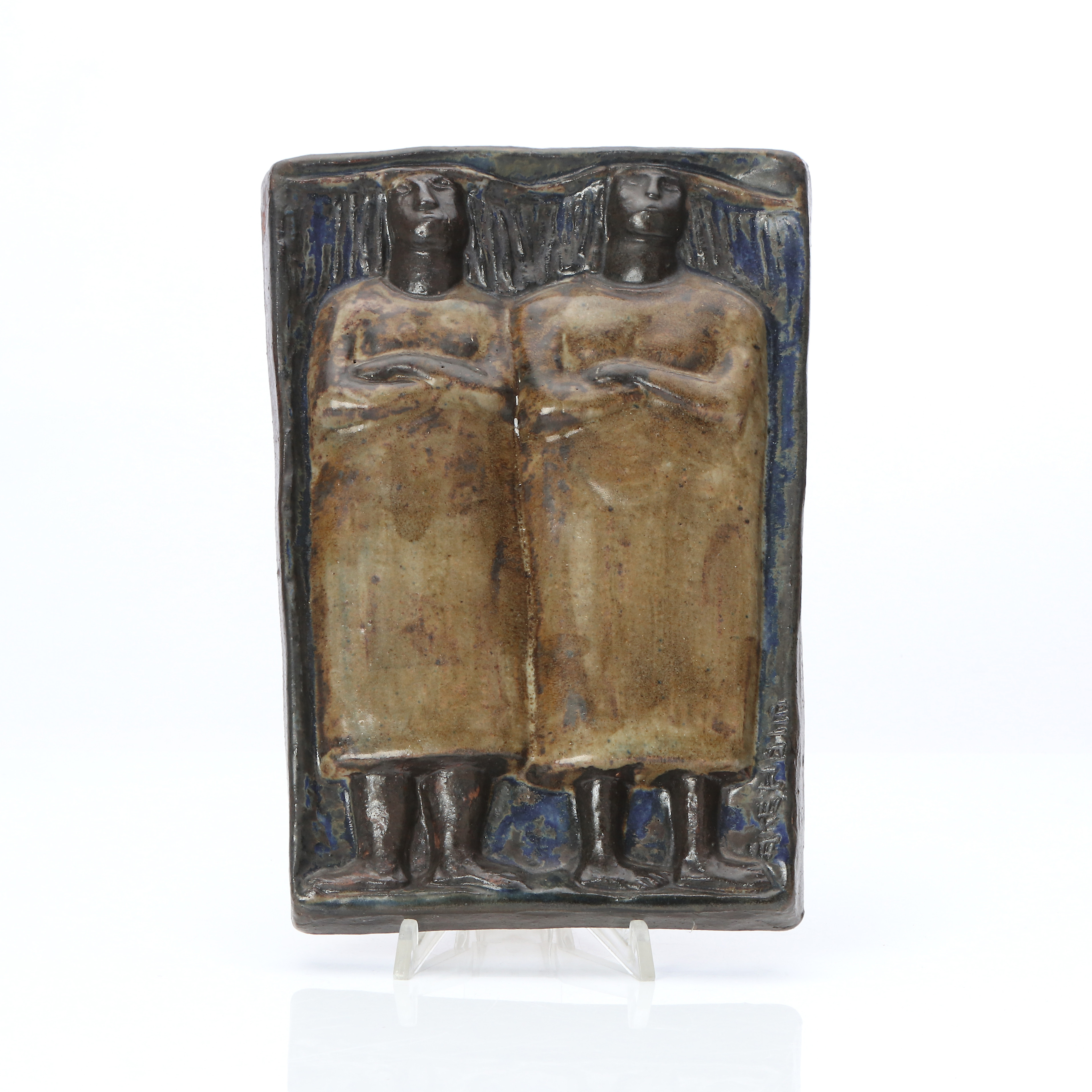 ÅKE HOLM. VÄGGRELIEF. Glaserat stengods. Figurer. Signerad.