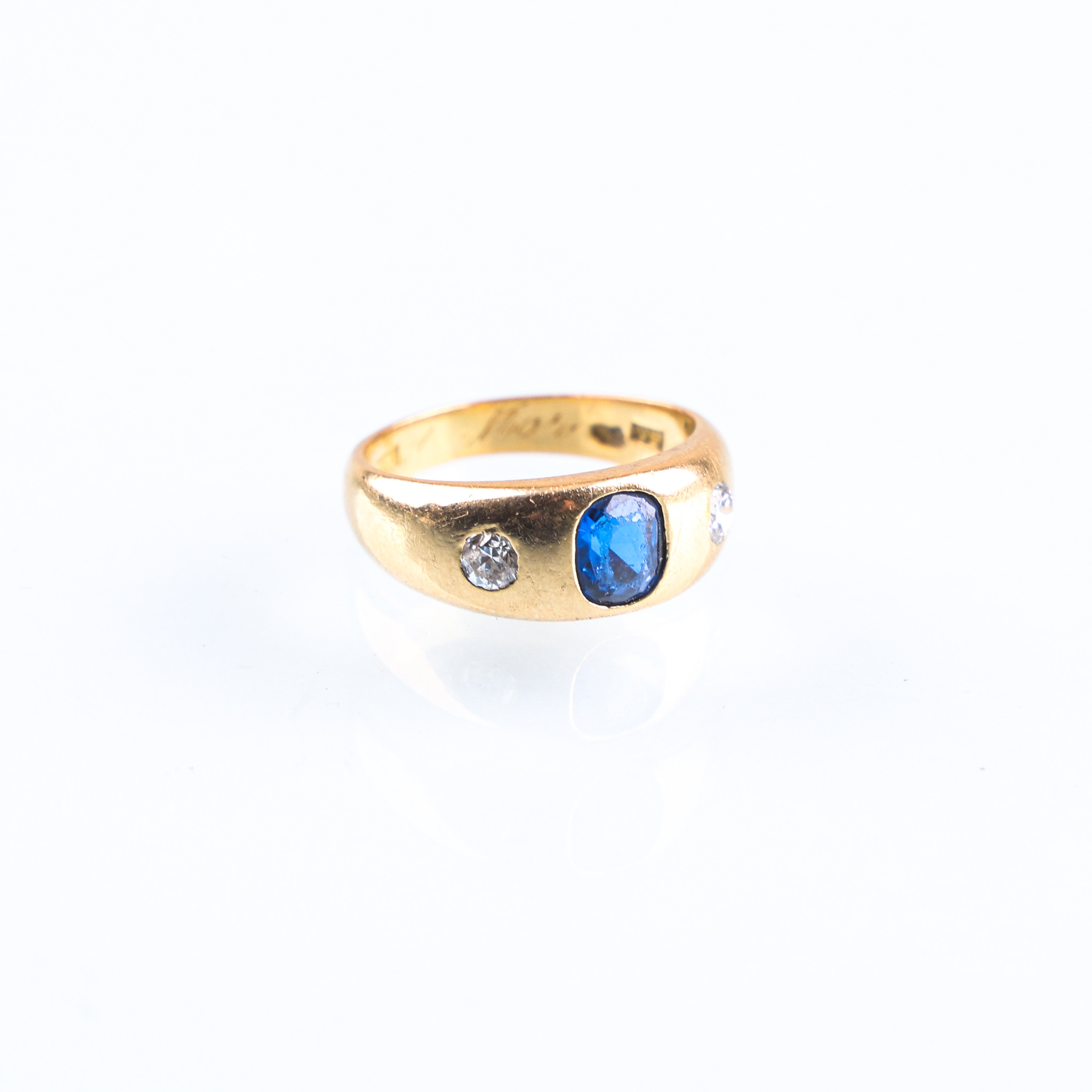 RING, med briljantslipade diamanter och blå safir, 18 karat guld, vikt ca 7,4 gram, 1923.