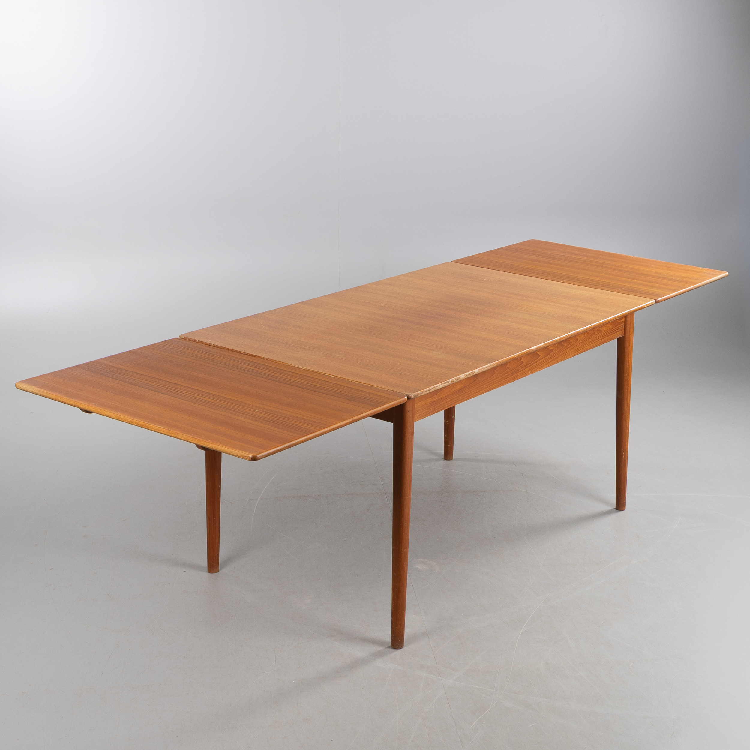 NILS JONSSON. Matbord, "Bjärni", med två utdragsskivor, teak, Hugo Troeds Möbelfabrik, Bjärnum, 1950-tal.