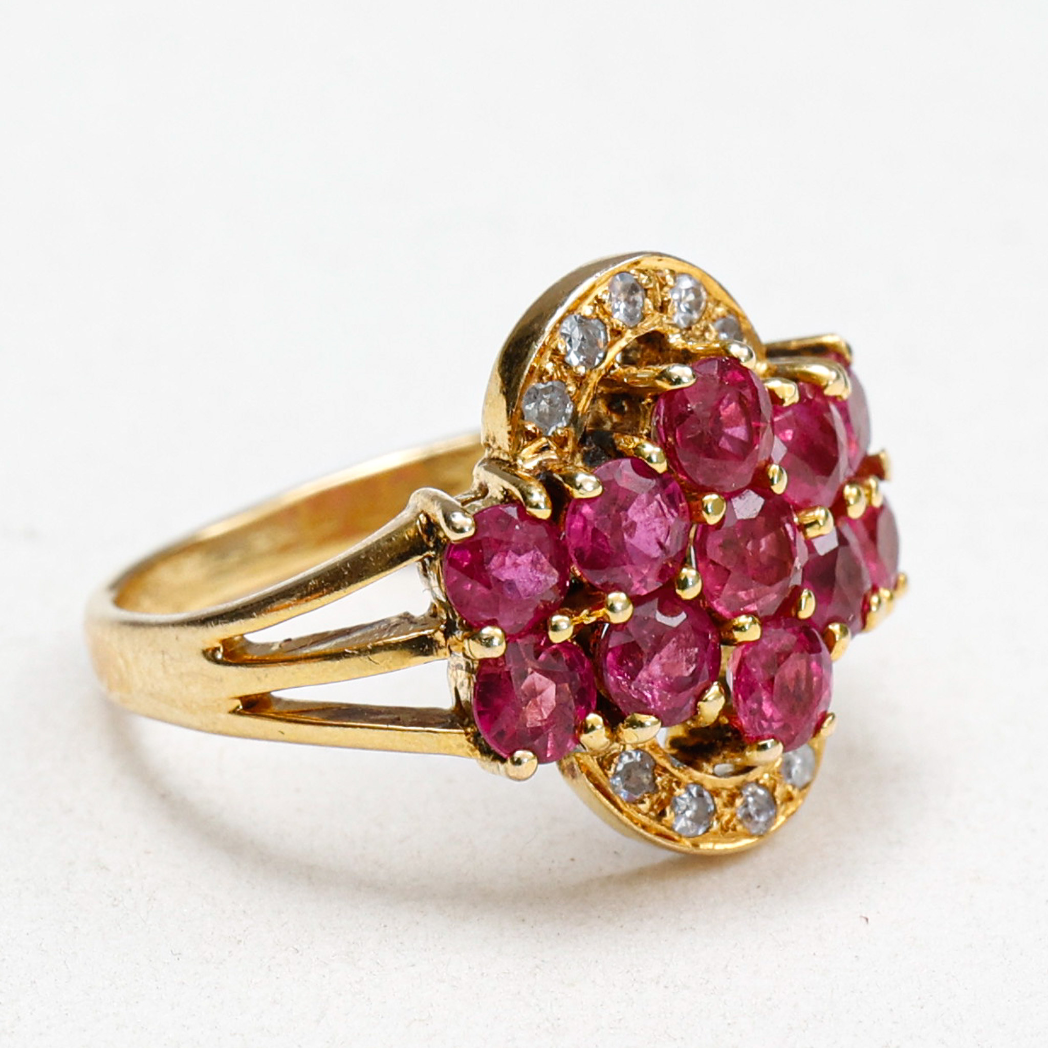 RING, 14 karat guld med diamanter och topaser, vikt ca 3,7 gram.