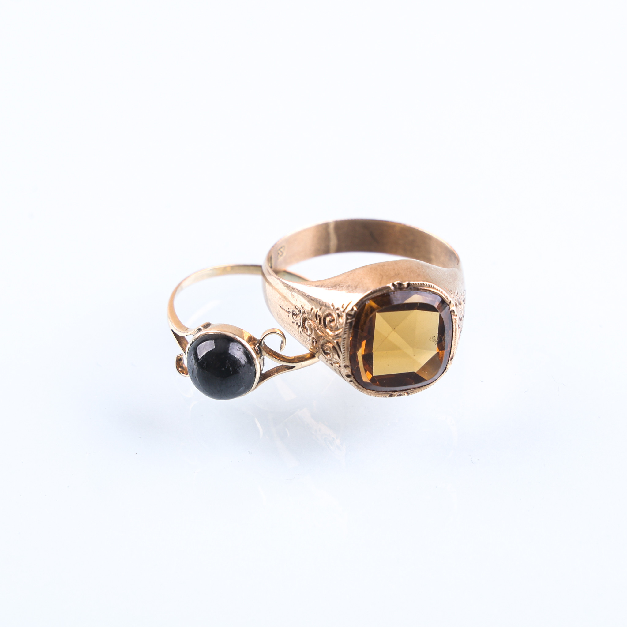 RINGAR, 2 stycken, 8/14 karat guld, totalvikt ca 6,6 gram.