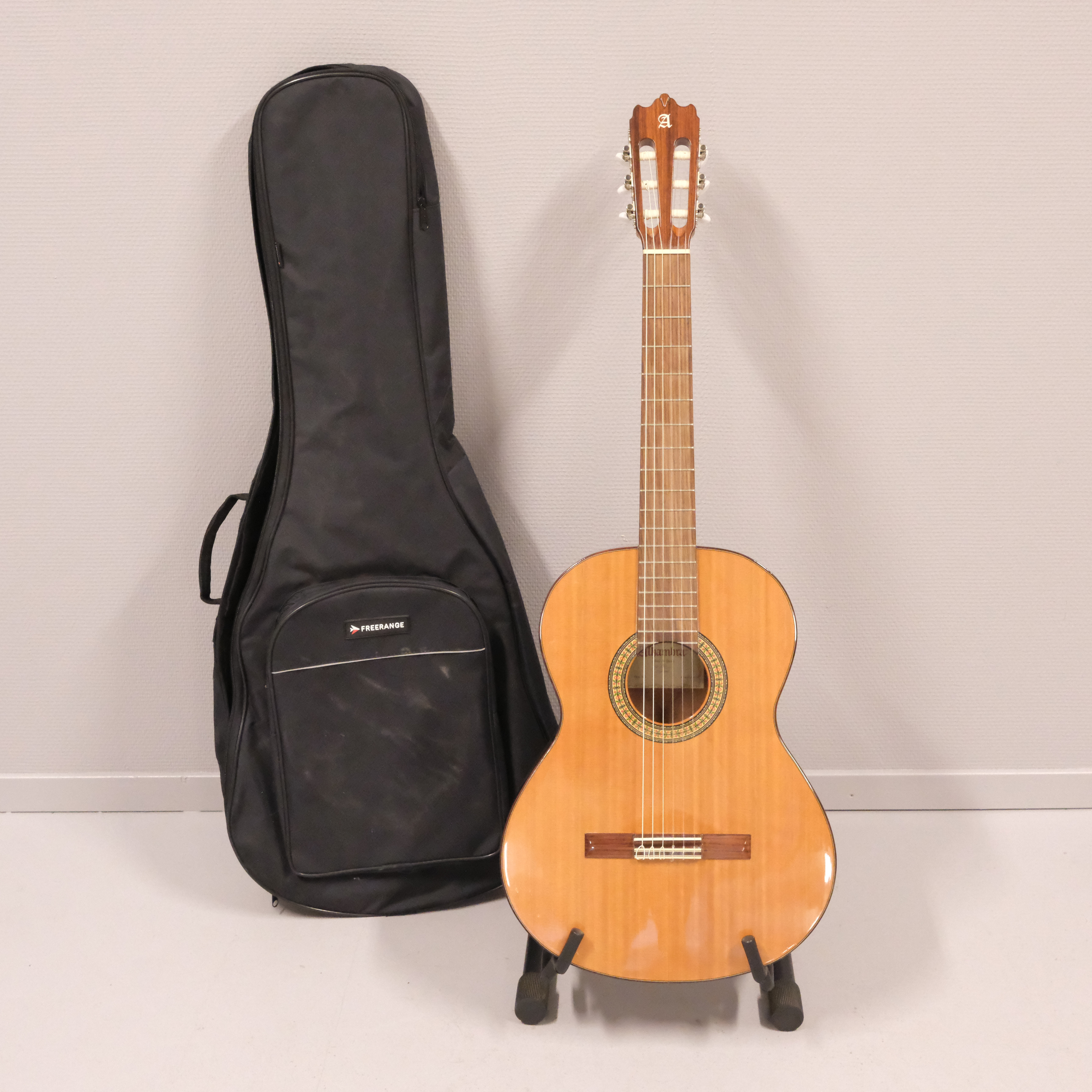 ALHAMBRA. AKUSTISK GITARR. MODELL "3C". SAMT GITARRSTÄLL.