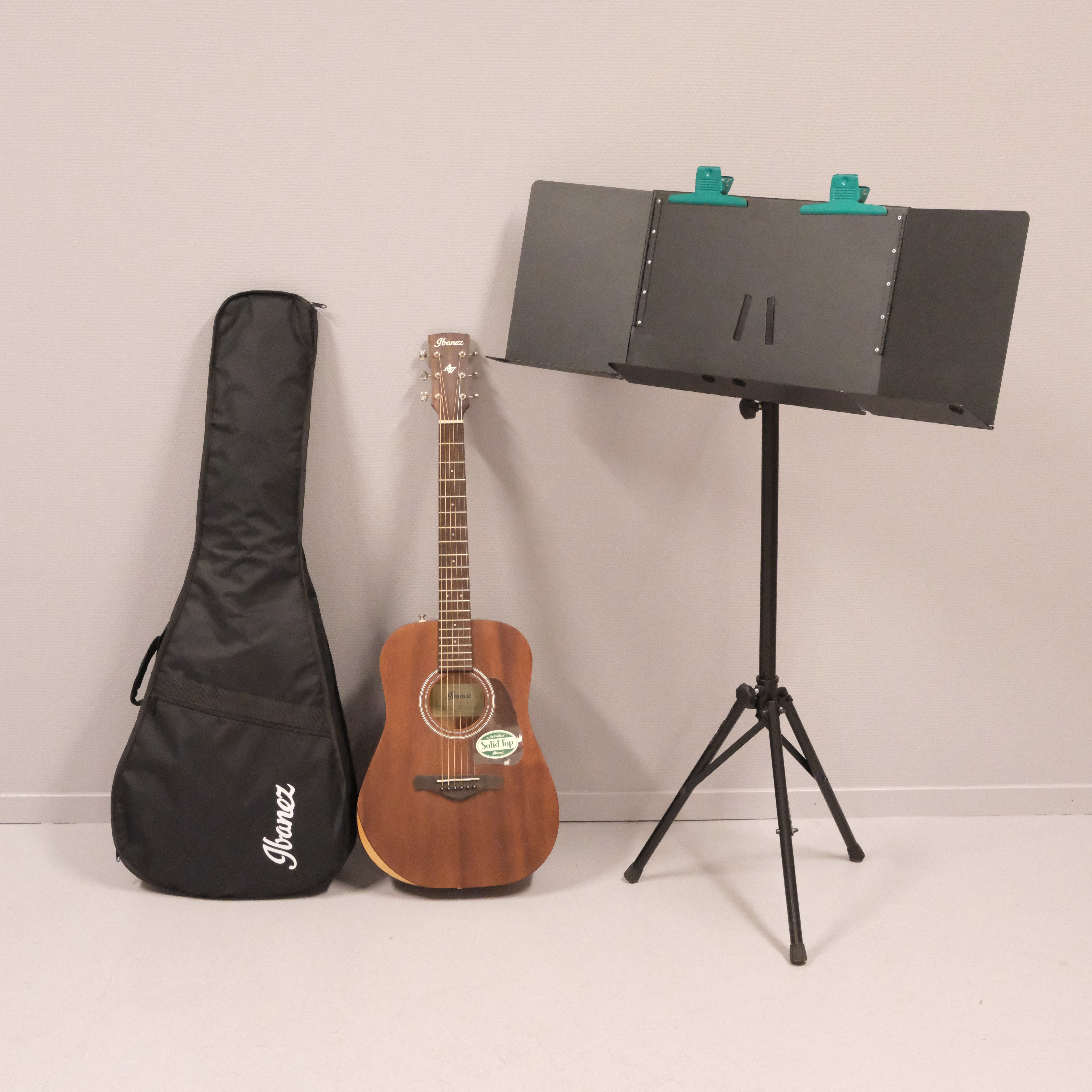 IBANEZ. AKUSTISK JUNIOR GITARR. MODELL "AW54JR-OPN". SAMTIDA. SAMT NOTSTÄLL.
