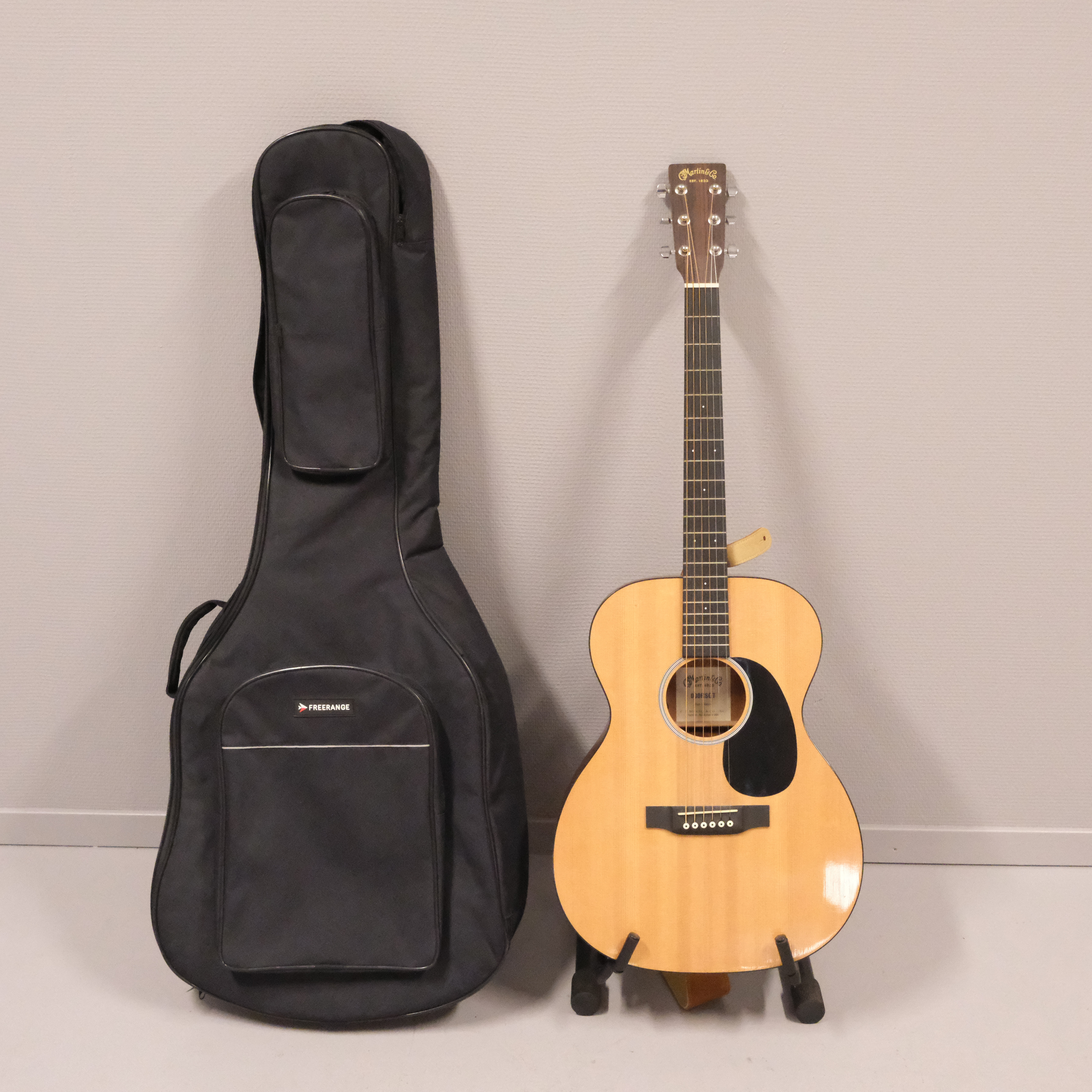 C.F. MARTIN & CO. ELEKTRISK-AKUSTISK GITARR. MODELL "000RSGT" UR ROAD SERIEN. SAMTIDA. SAMT GITARRSTÄLL.