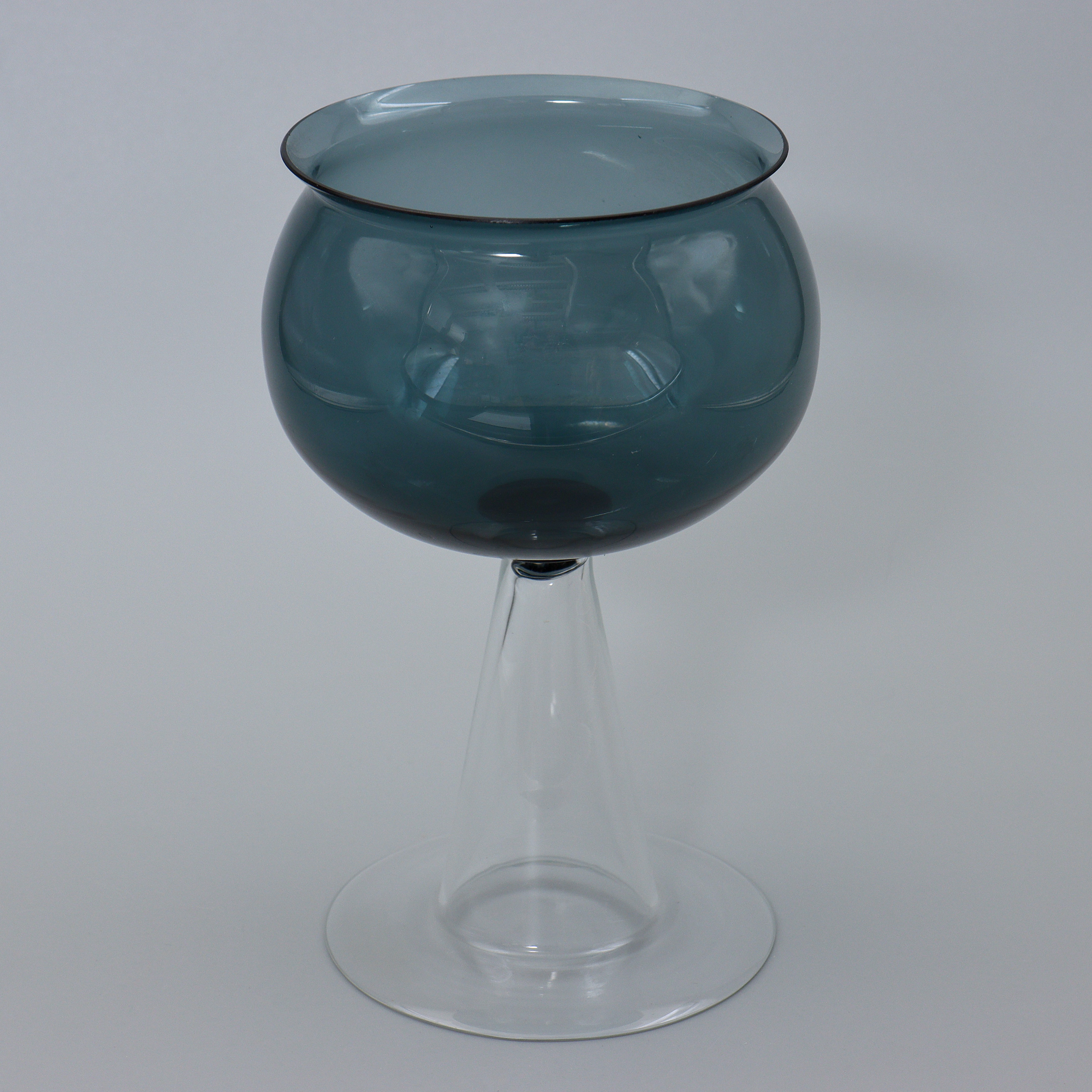 KJELL BLOMBERG. POKALGLAS, GRÅ/BLÅTT-TONAT, GULLASKRUF, 1900-TALETS MITT.