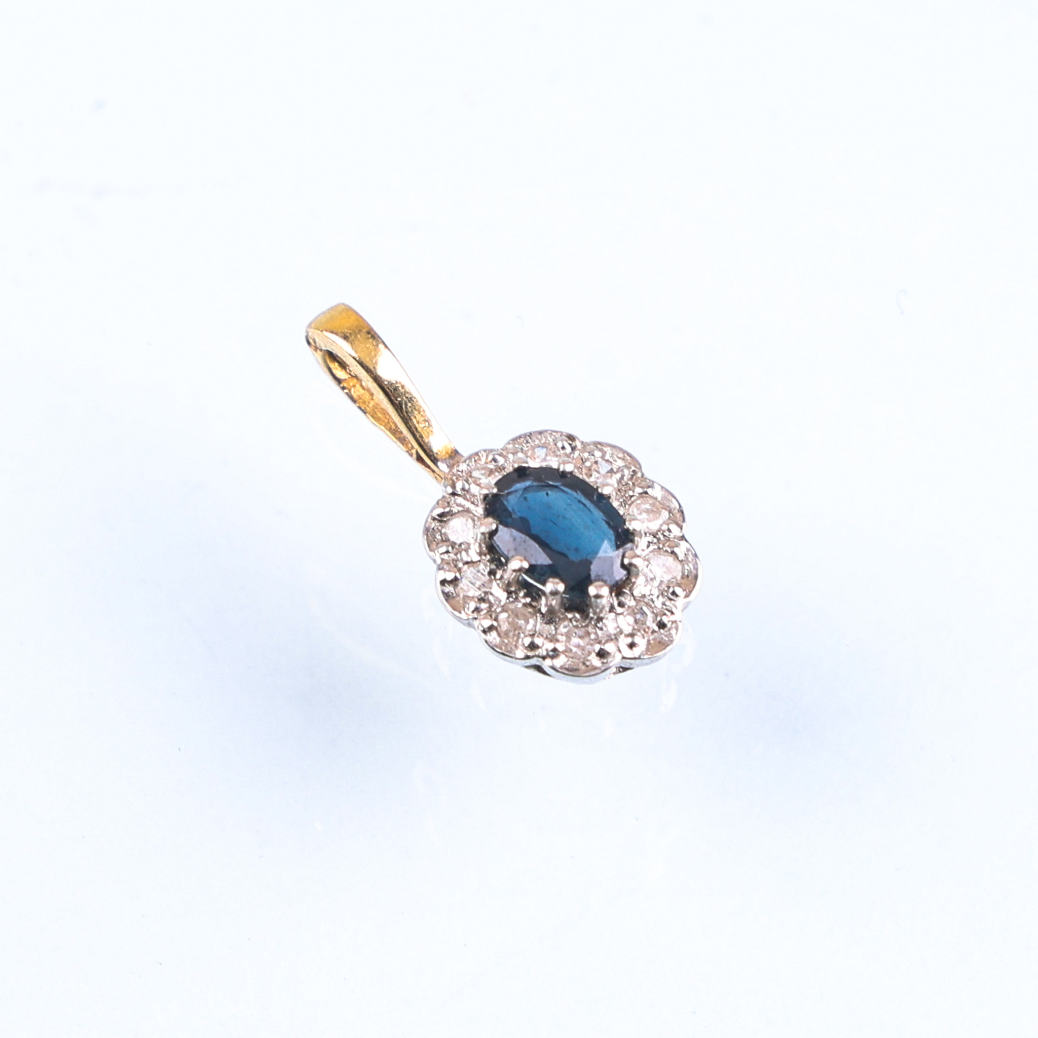 HÄNGE, 18 karat vitt/gult guld, diamanter och safir, vikt ca 1 gram.