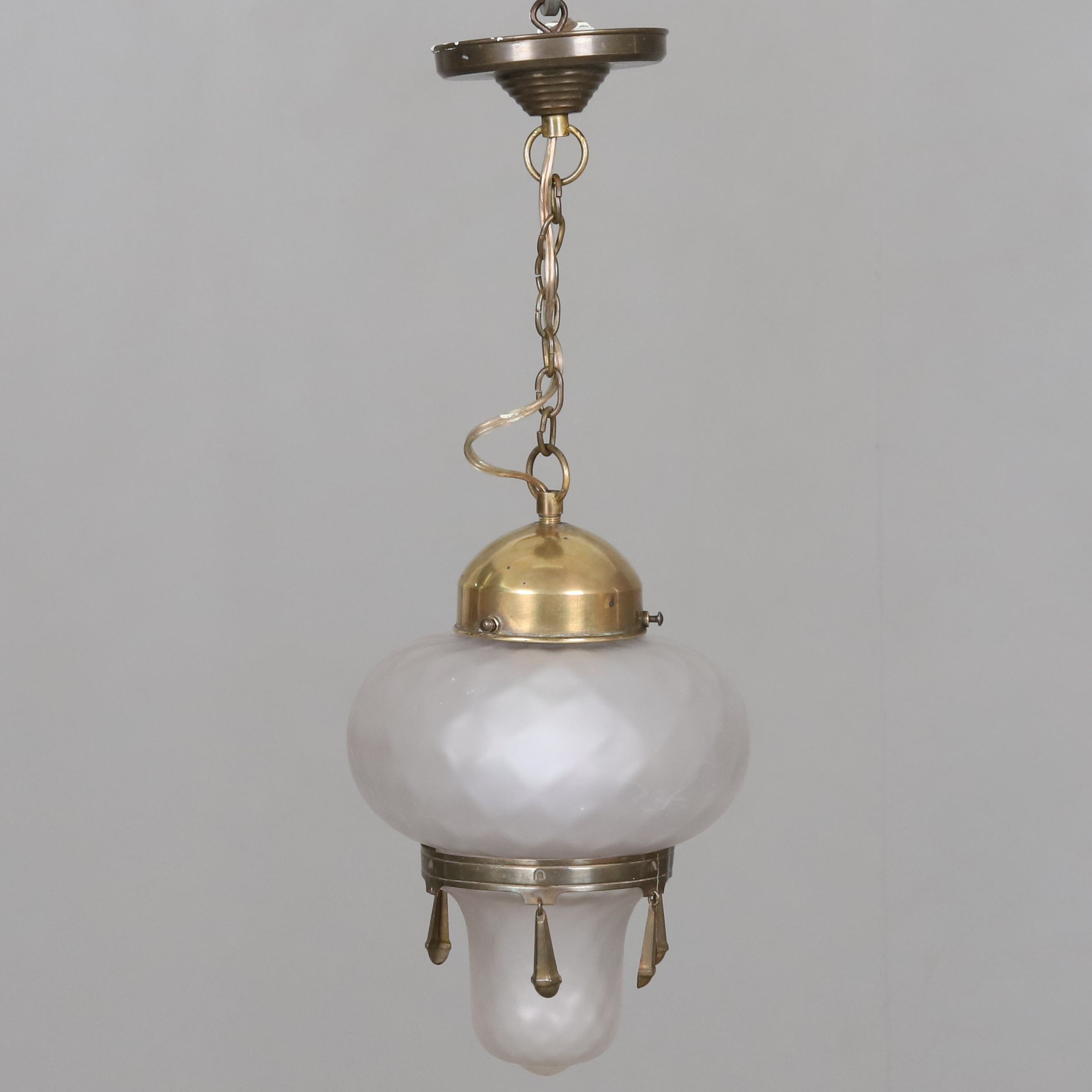 TAK/FÖNSTERLAMPA. Mässing med frostat glas, Art deco, 1900-talets första hälft.