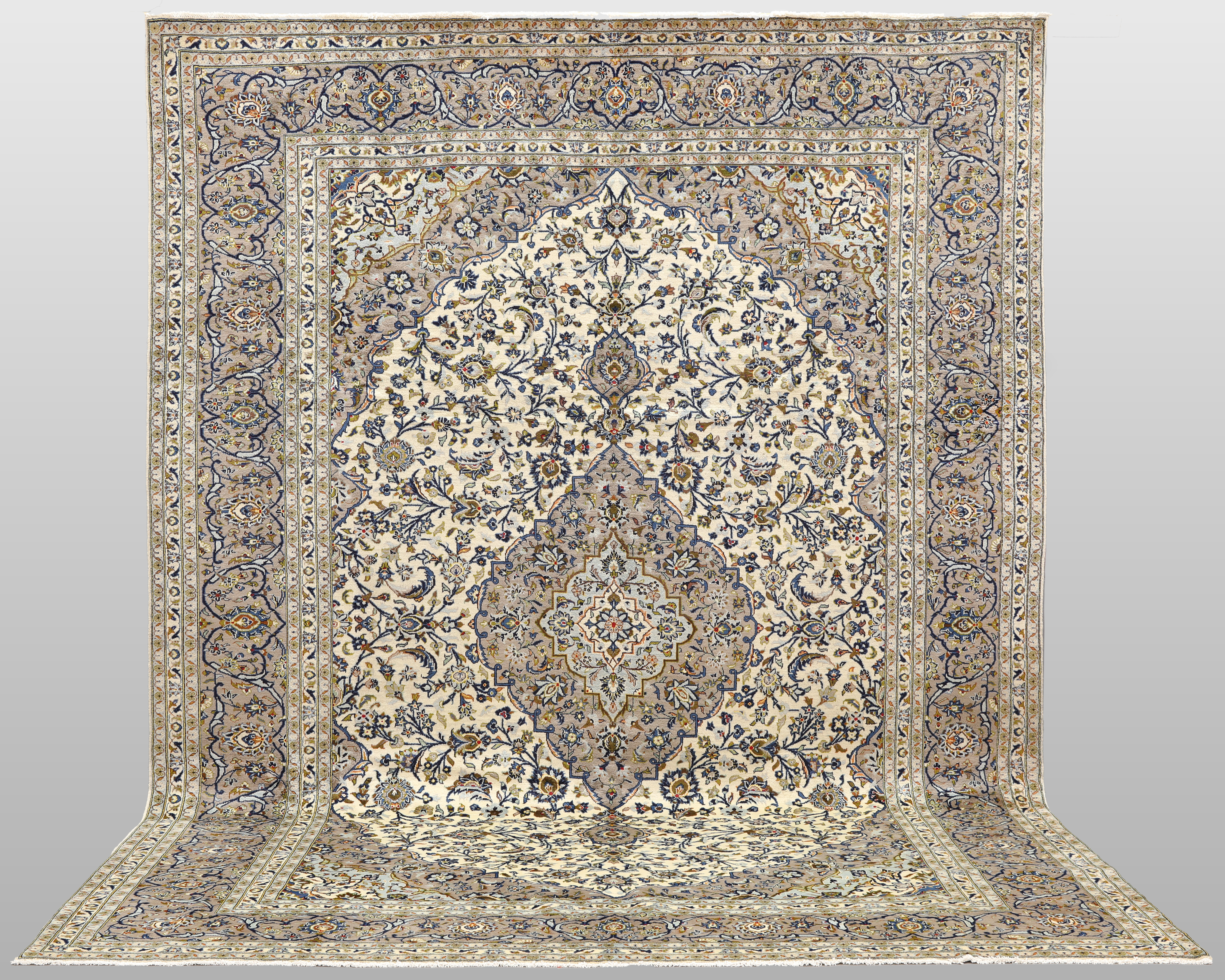 MATTA. Ljus Keshan, 397 x 298 cm.