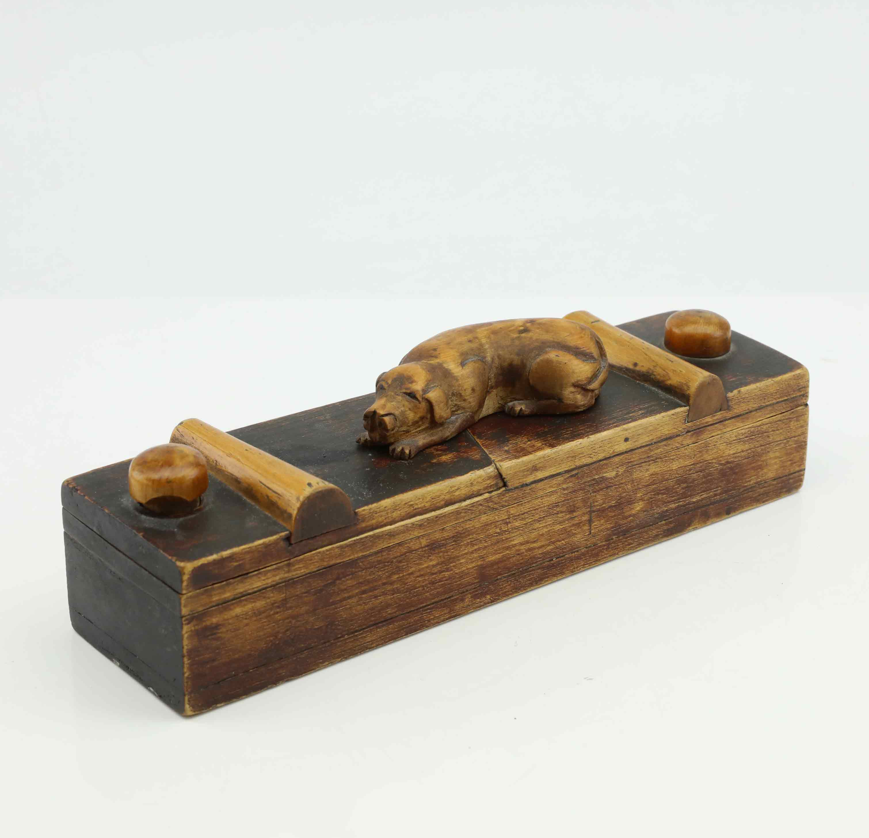 RAKSKRIN/RAKLÅDA, allmoge, trä, snidad hund, 18/1900-tal.