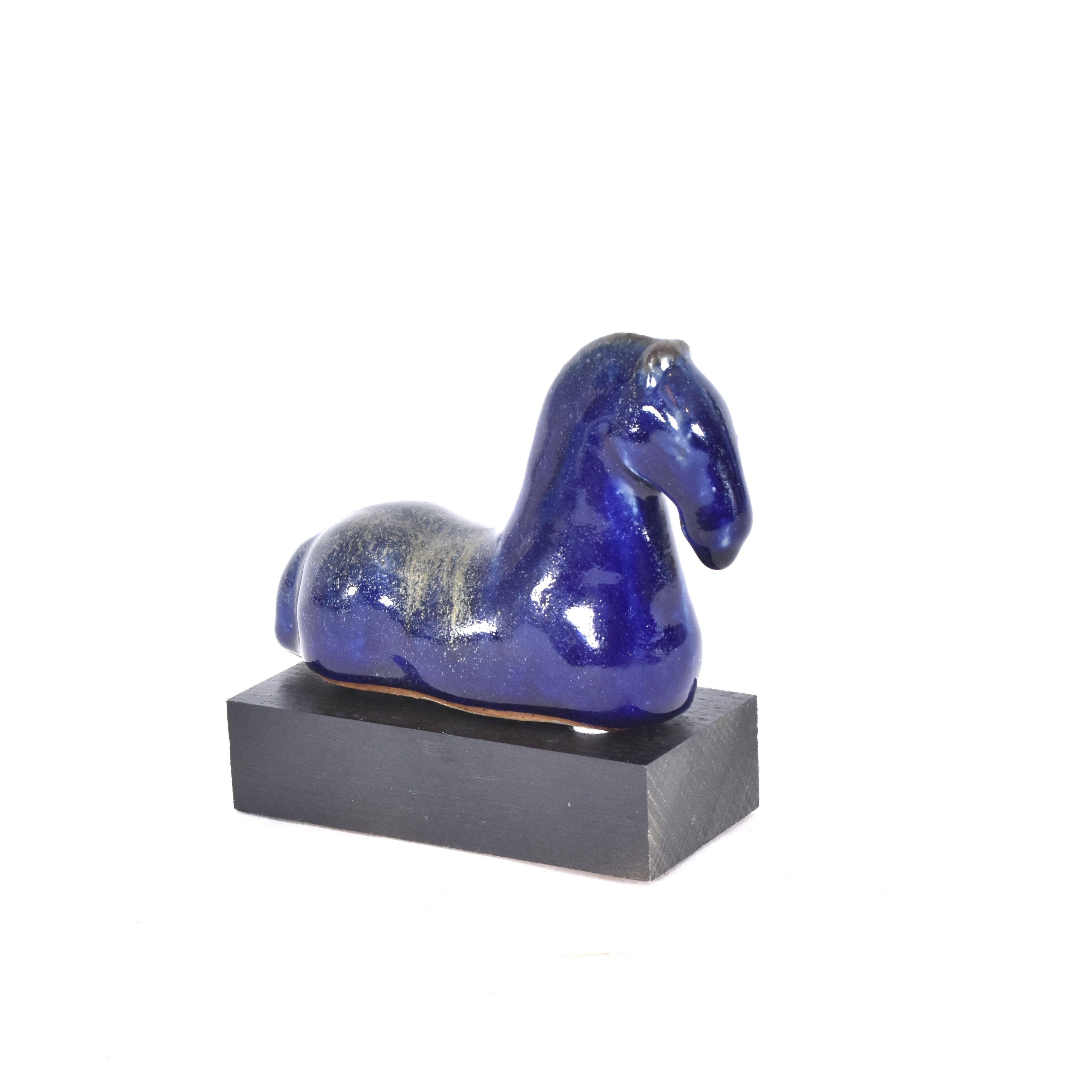 ULLA  KRAITZ. Skulptur, "Häst", glaserat stengods på träsockel.