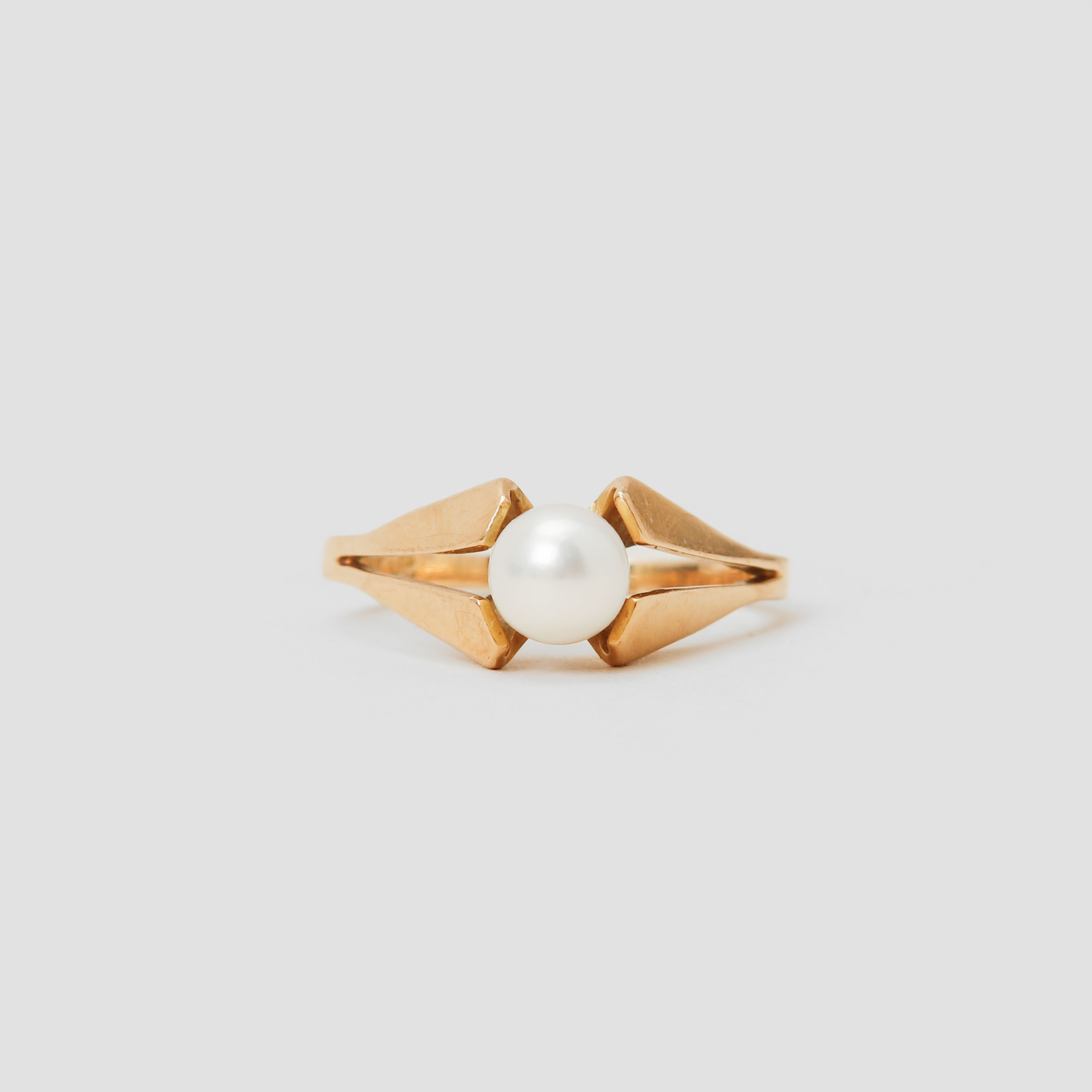 RING, 18k guld, kodlad pärla, vikt ca 4,1 gram.