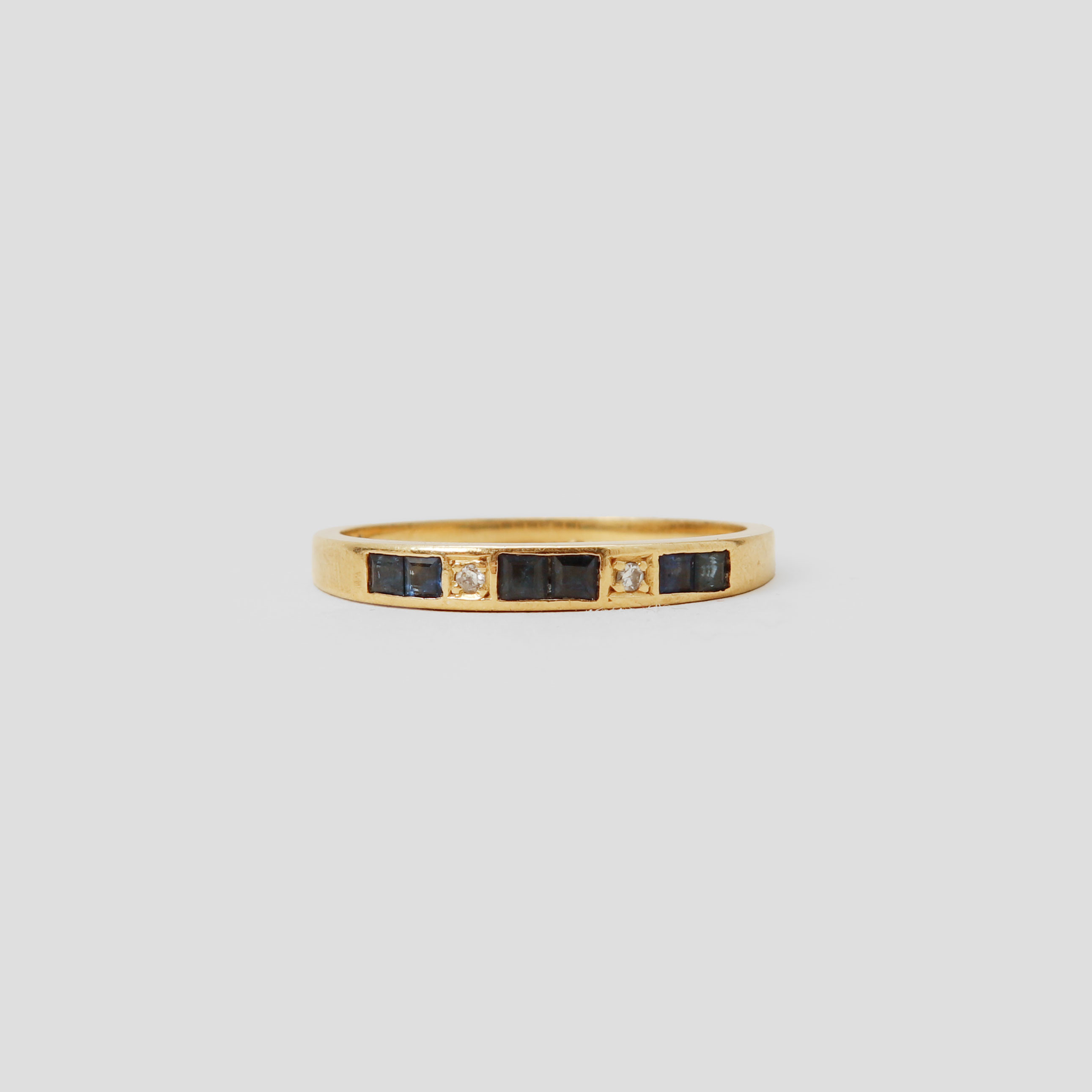 RING, 18k guld, diamanter, safirer, vikt ca 2,3 gram.