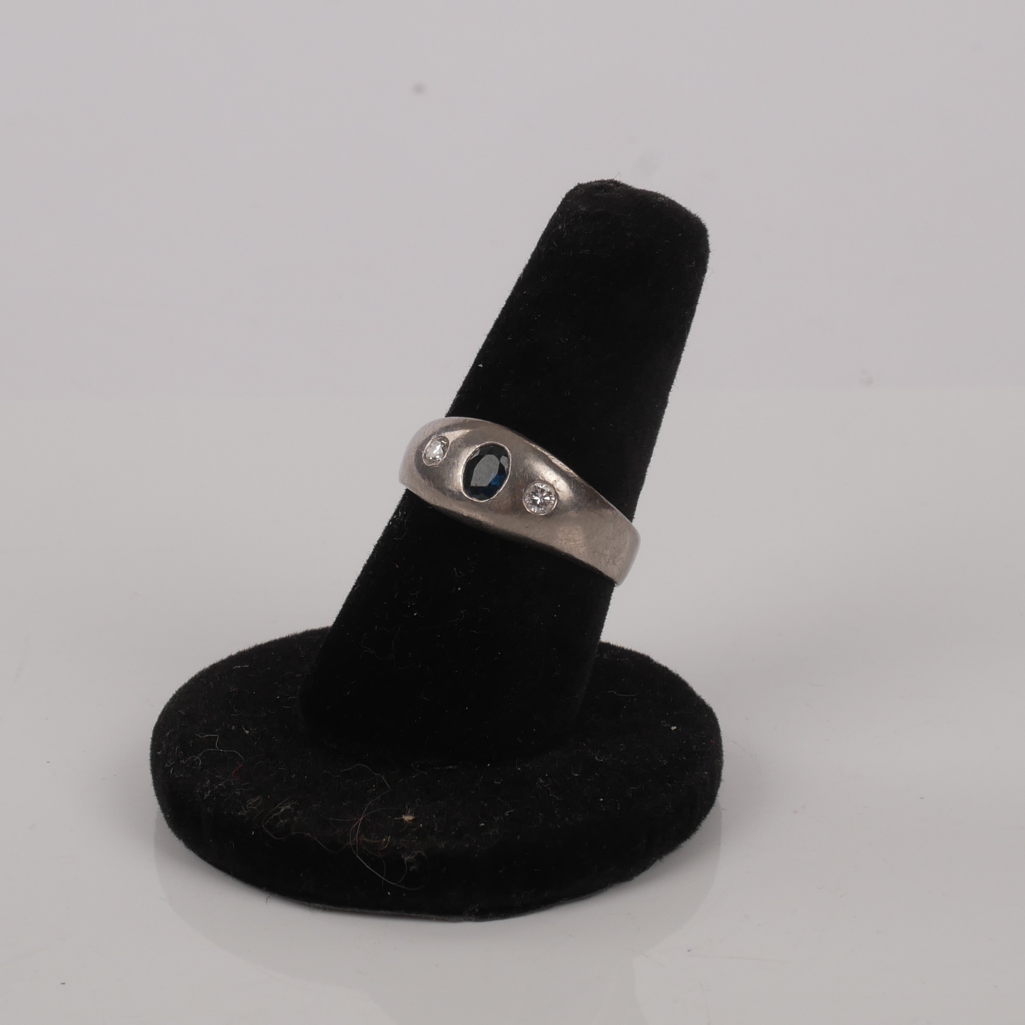 RING, 18K vitguld med safir och 2 diamanter, 1985.