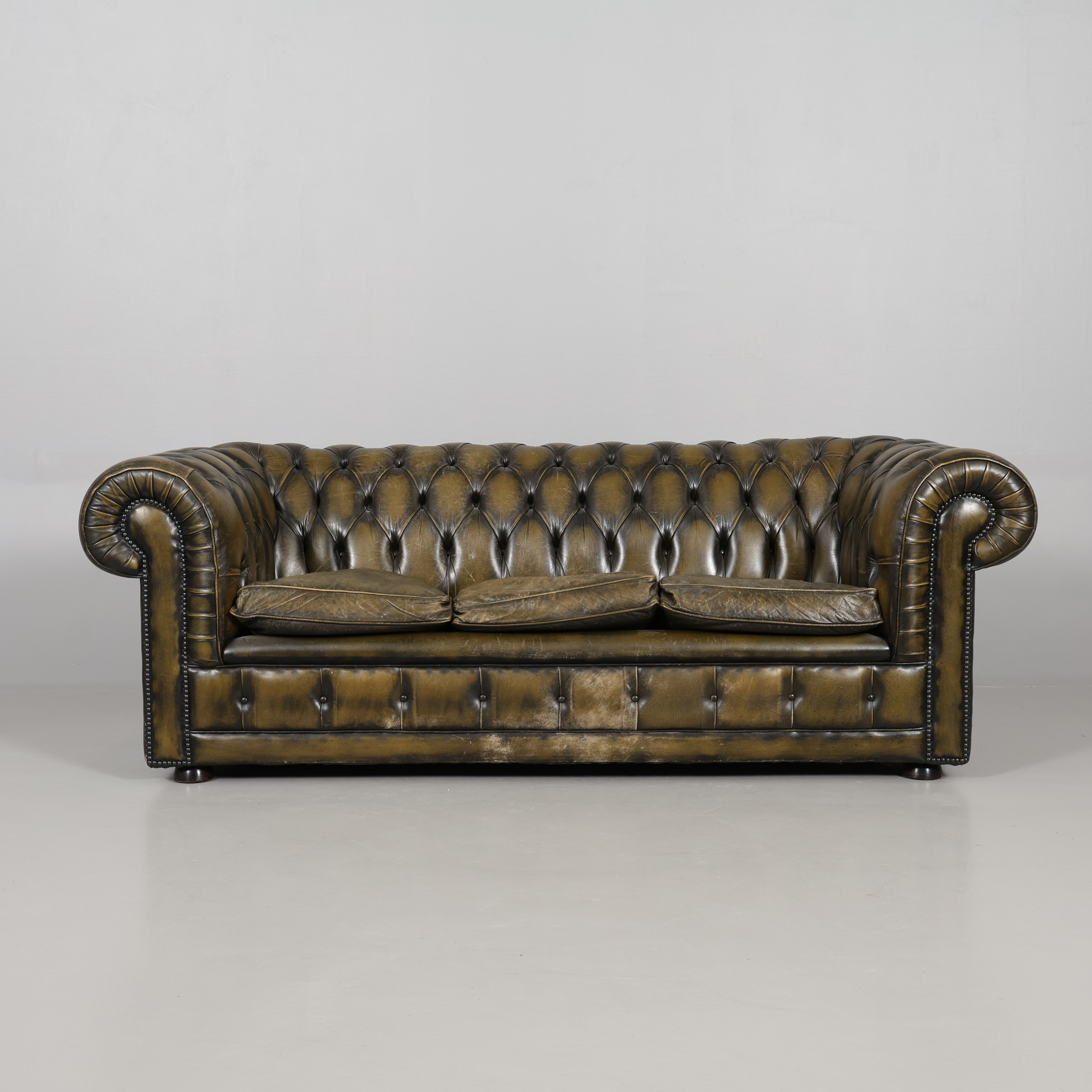SOFFA, 3-sits, Chesterfield-modell, grön skinnklädsel, 1900-talets andra hälft.