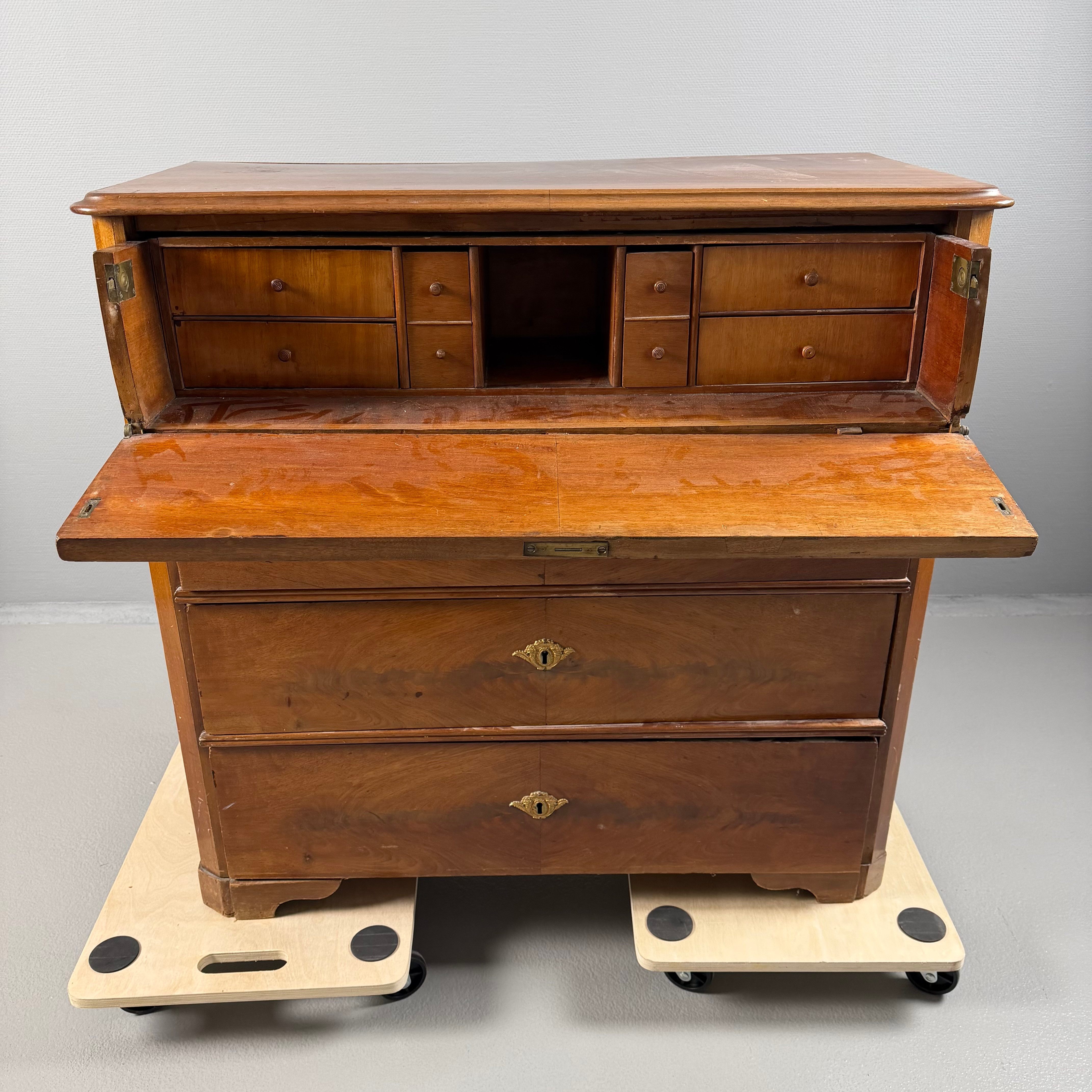SKRIVBYRÅ, 1800-tal, 4-lådig, låsbara, fanér i mahogny, övre lådan med utfällbar klaff, invändigt med lådinredning, ovanstycke med profilerad kant.
