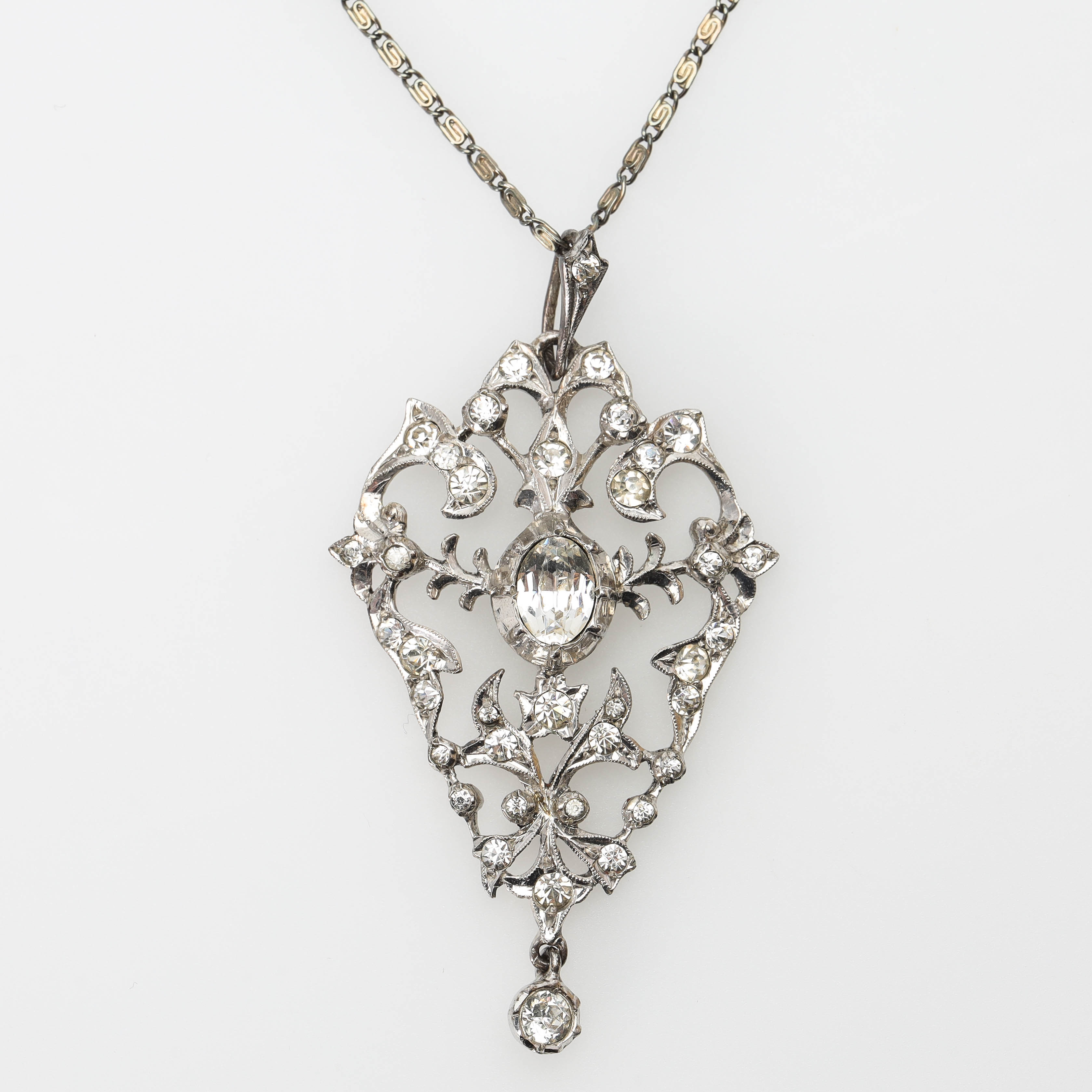HÄNGE med KEDJA, silver, paste, omkring år 1900.