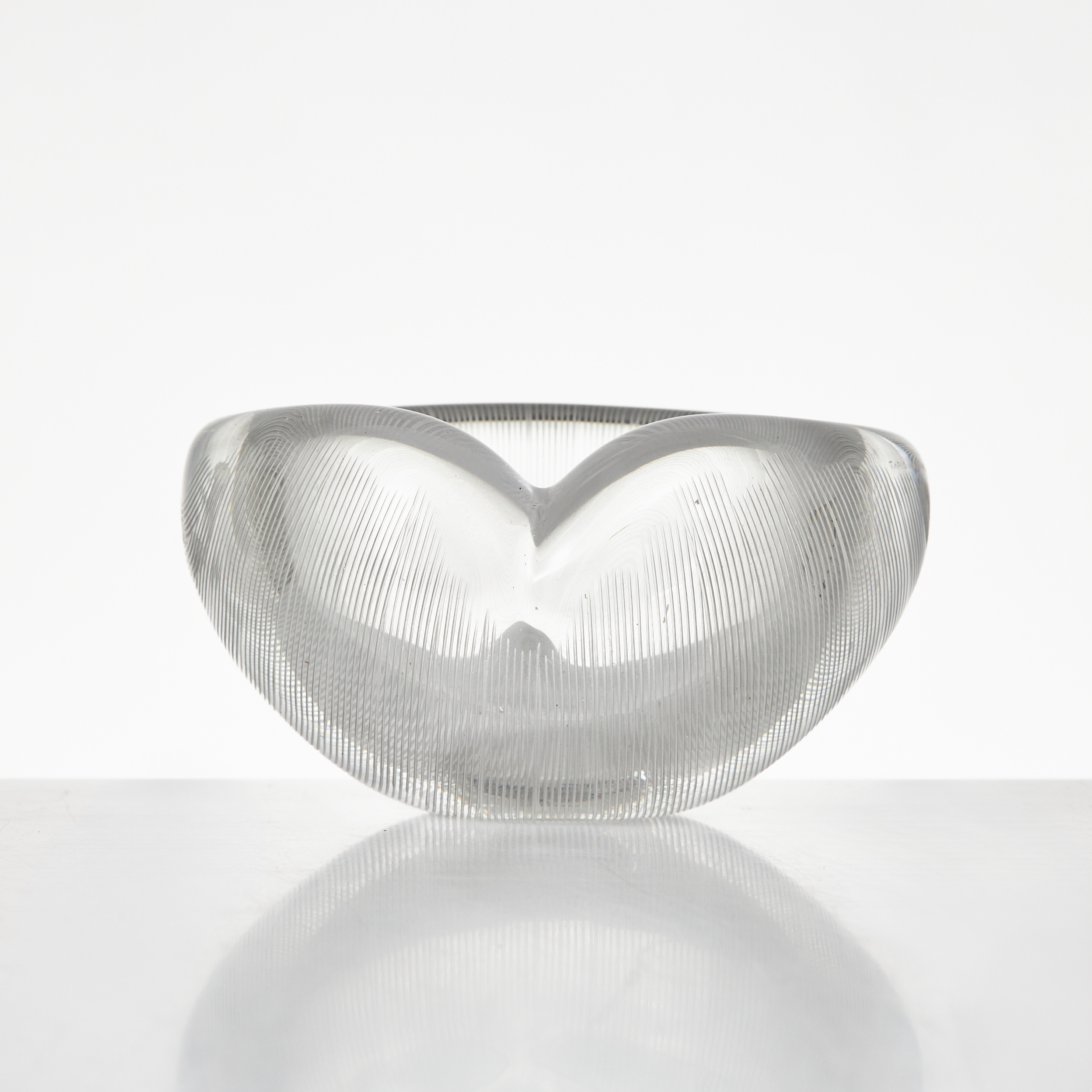 TAPIO WIRKKALA. Skål, modell 3327, Iittala, Finland 1950-/60-tal, linjeslipat klarglas.