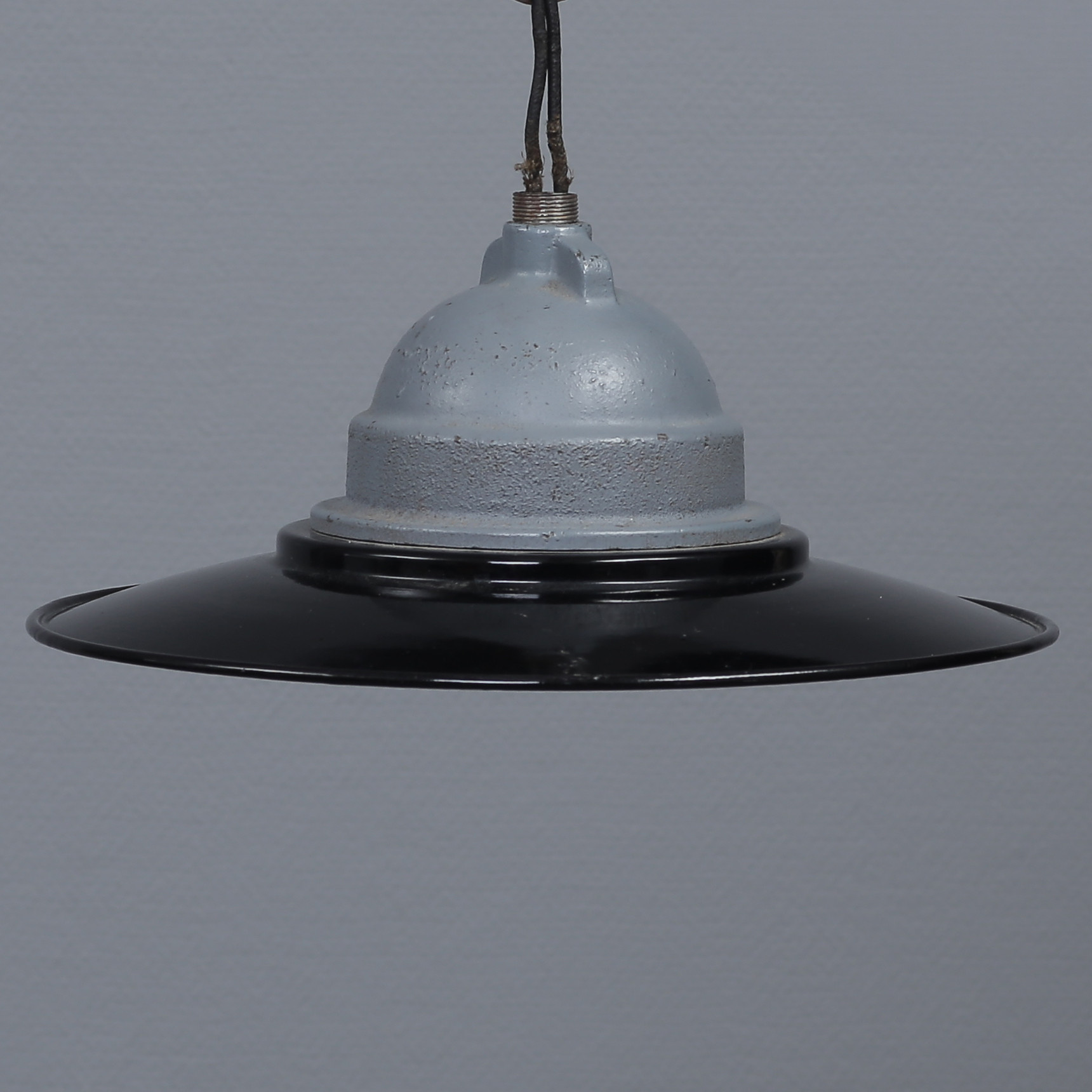 TAKLAMPA, EMALJERAD PLÅT, GJUTJÄRN, INDUSTRIDESIGN, ASEA, 1900-TALETS FÖRSTA HÄLFT.