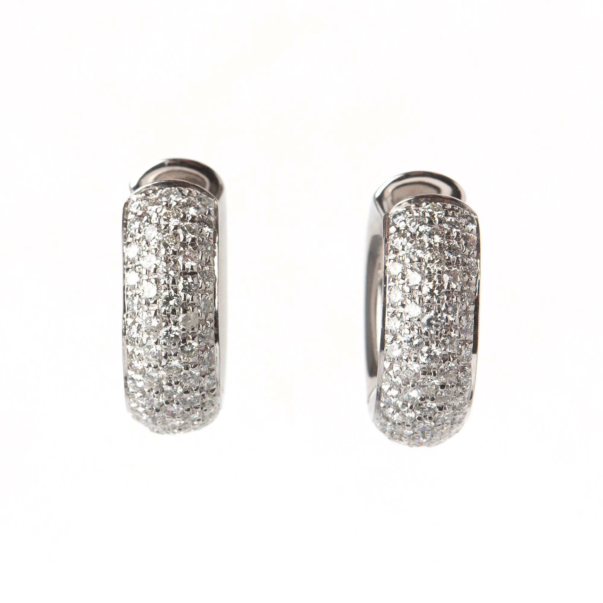 ÖRHÄNGEN, 18K vitguld med briljantslipade diamanter, totalt ca 1.25 ct.