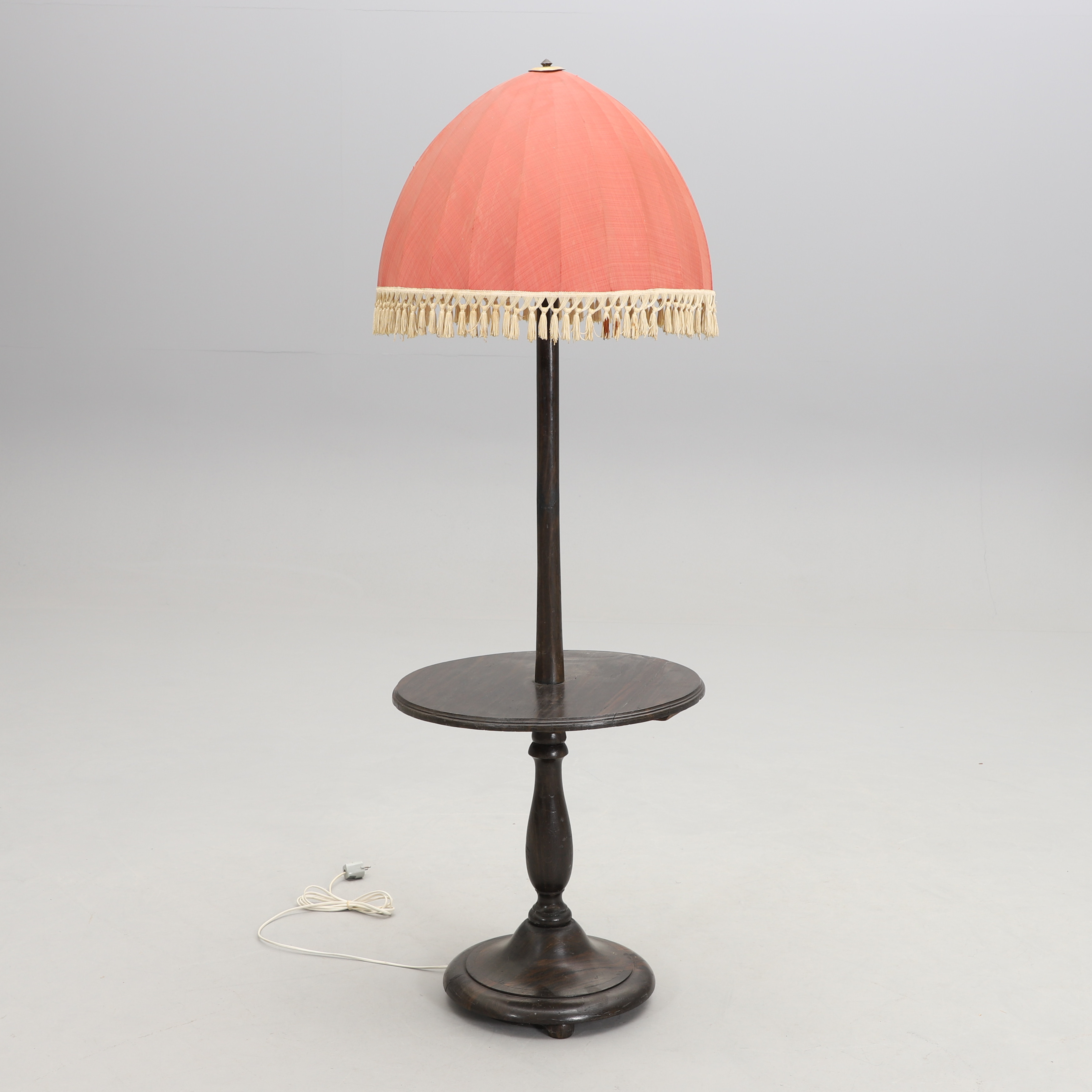 GOLVLAMPA MED BORD, 1900-talets första hälft.