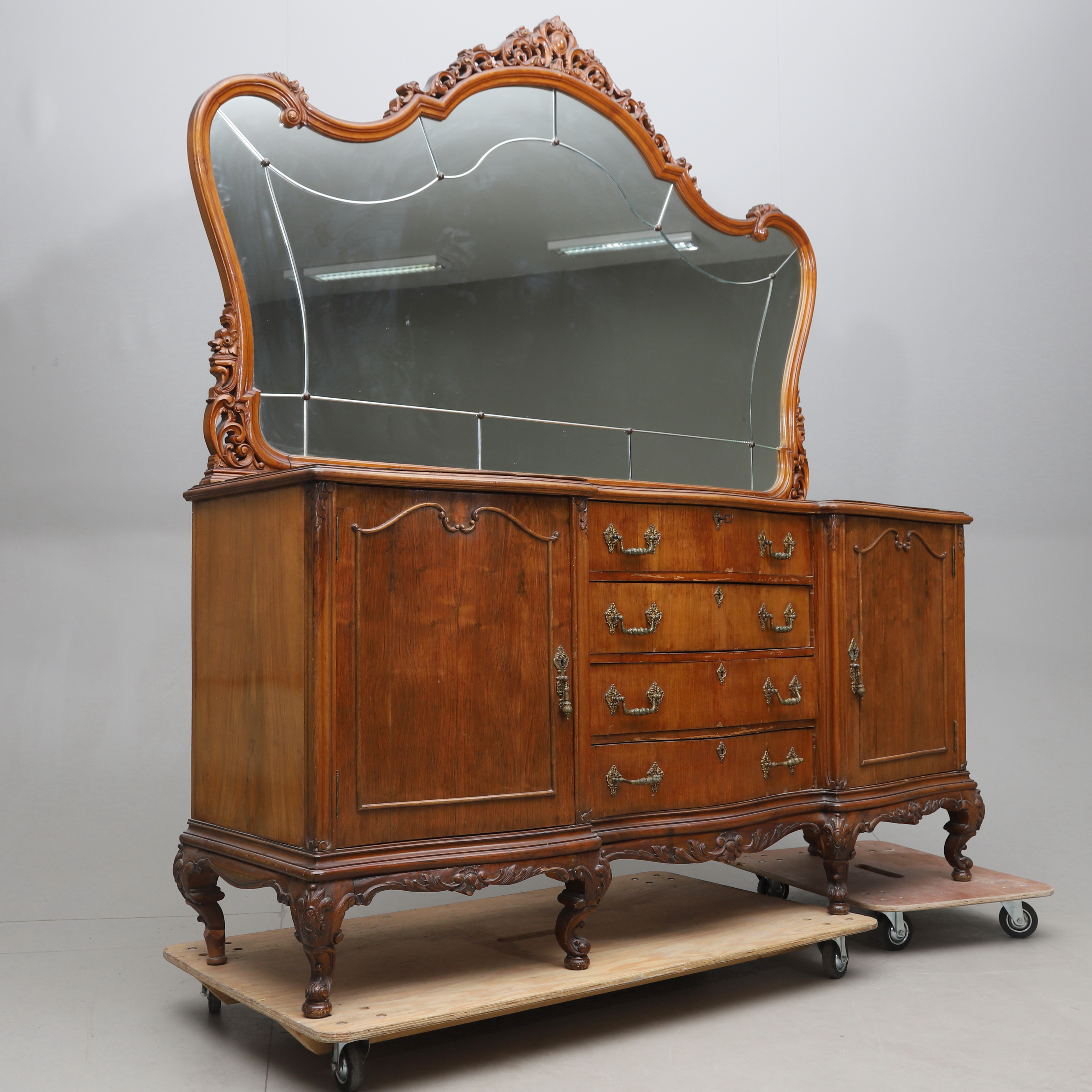 SKÄNK MED SPEGEL, Valnötsfanér, rokokostil, 1900-talets andra hälft.