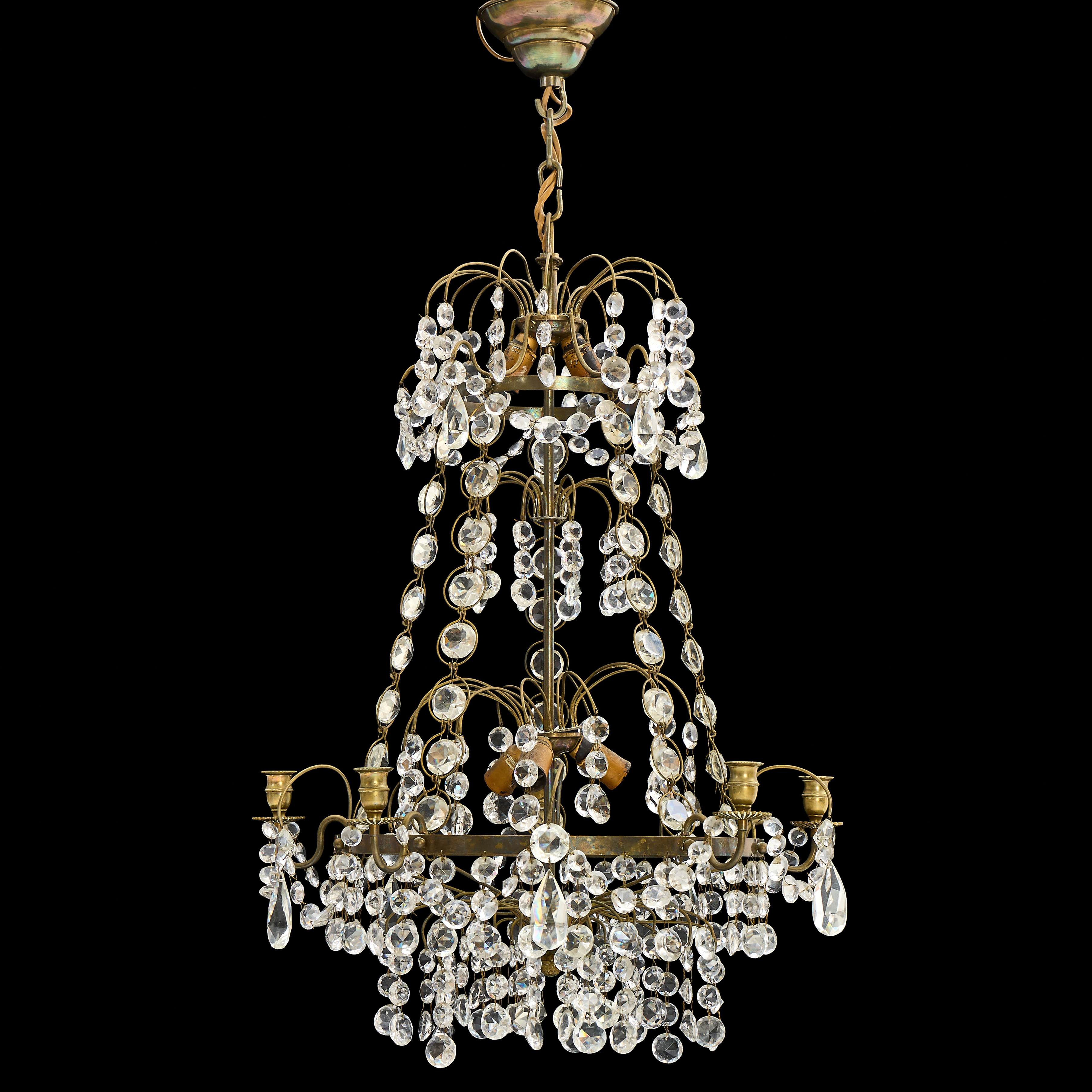 LJUSKRONA, gustaviansk stil, s.k. Hagamodell, 1900-tal, stomme i mässing, behängd med prismor, 5 ljusarmar, 5 ljuspunkter.