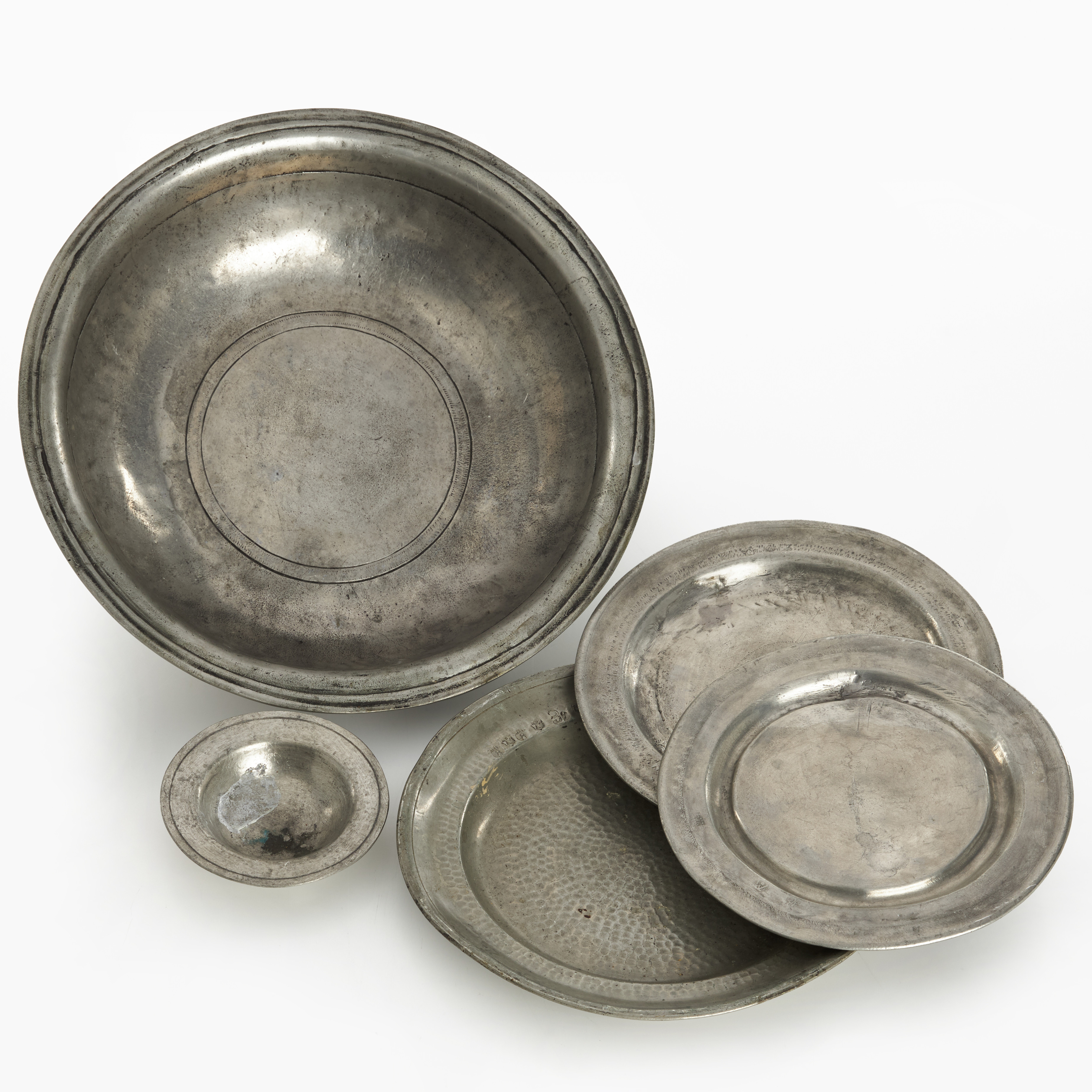 TENNFAT (3) och SKÅLAR (2), olika tillverkare och årsindex, 1800/1900-tal.