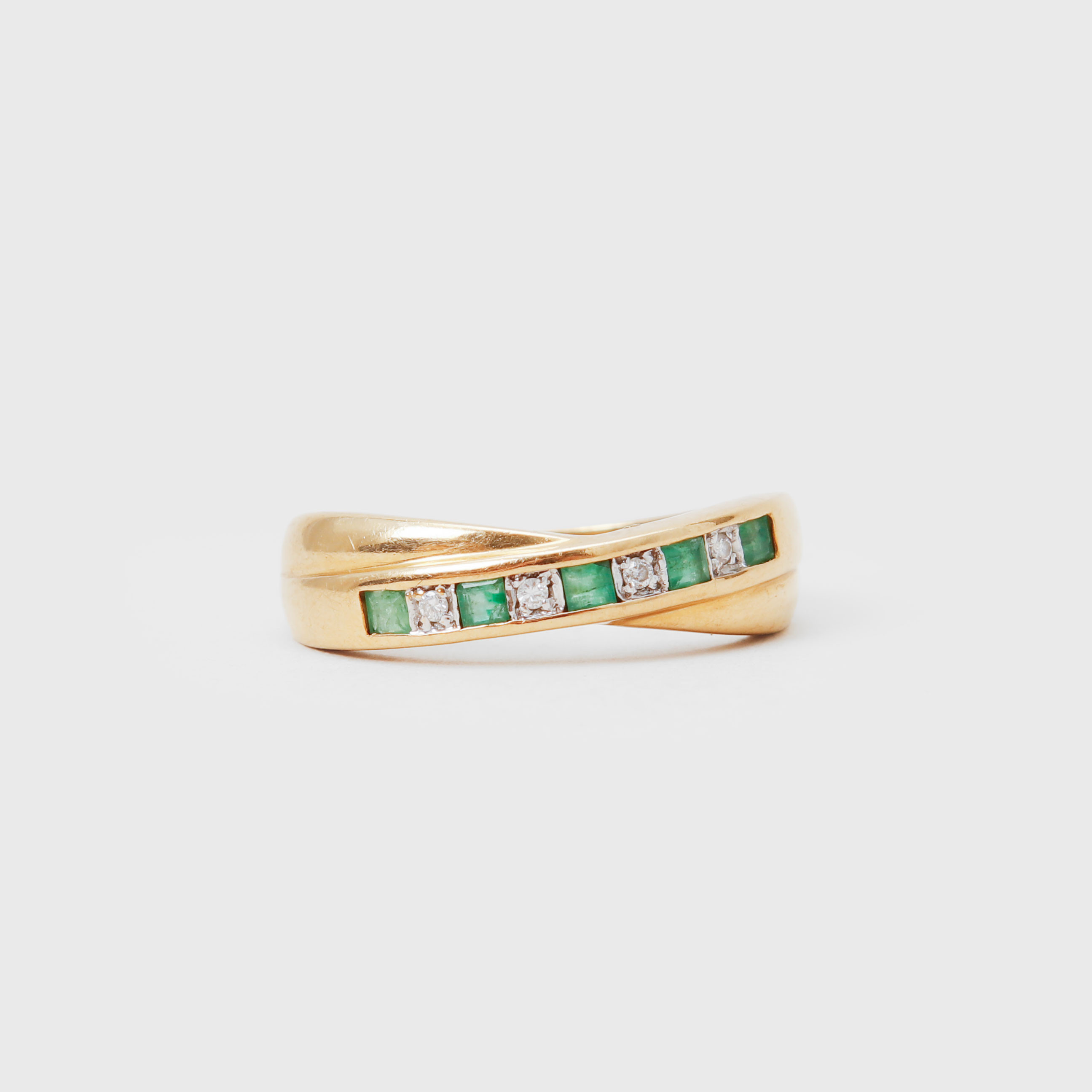 RING, 18k guld, diamanter, smaragder, vikt ca 3,4 gram.