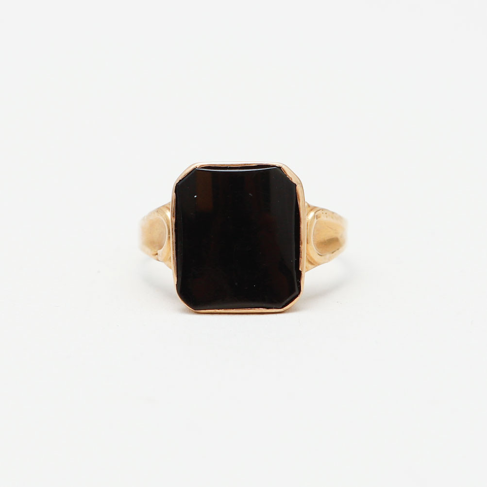 KLACKRING, 18k guld, onyx, vikt ca 3,2 gram.