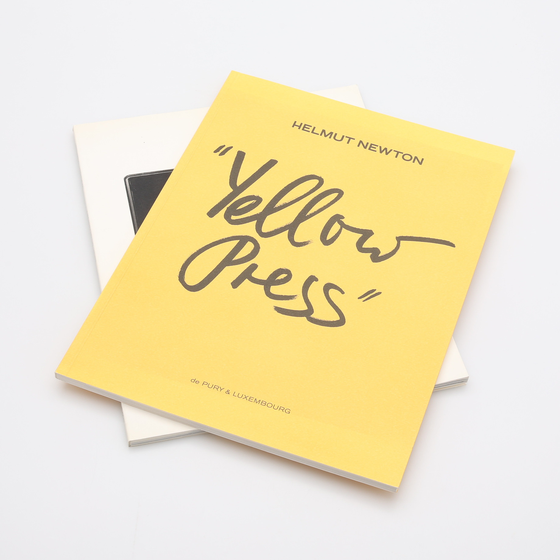 FOTO. DEN TYSK-AUSTRALIENSISKE FOTOGRAFEN HELMUT NEWTONS YELLOW PRESS OCH ARCHIVES DE NUIT 2002 och 1993.