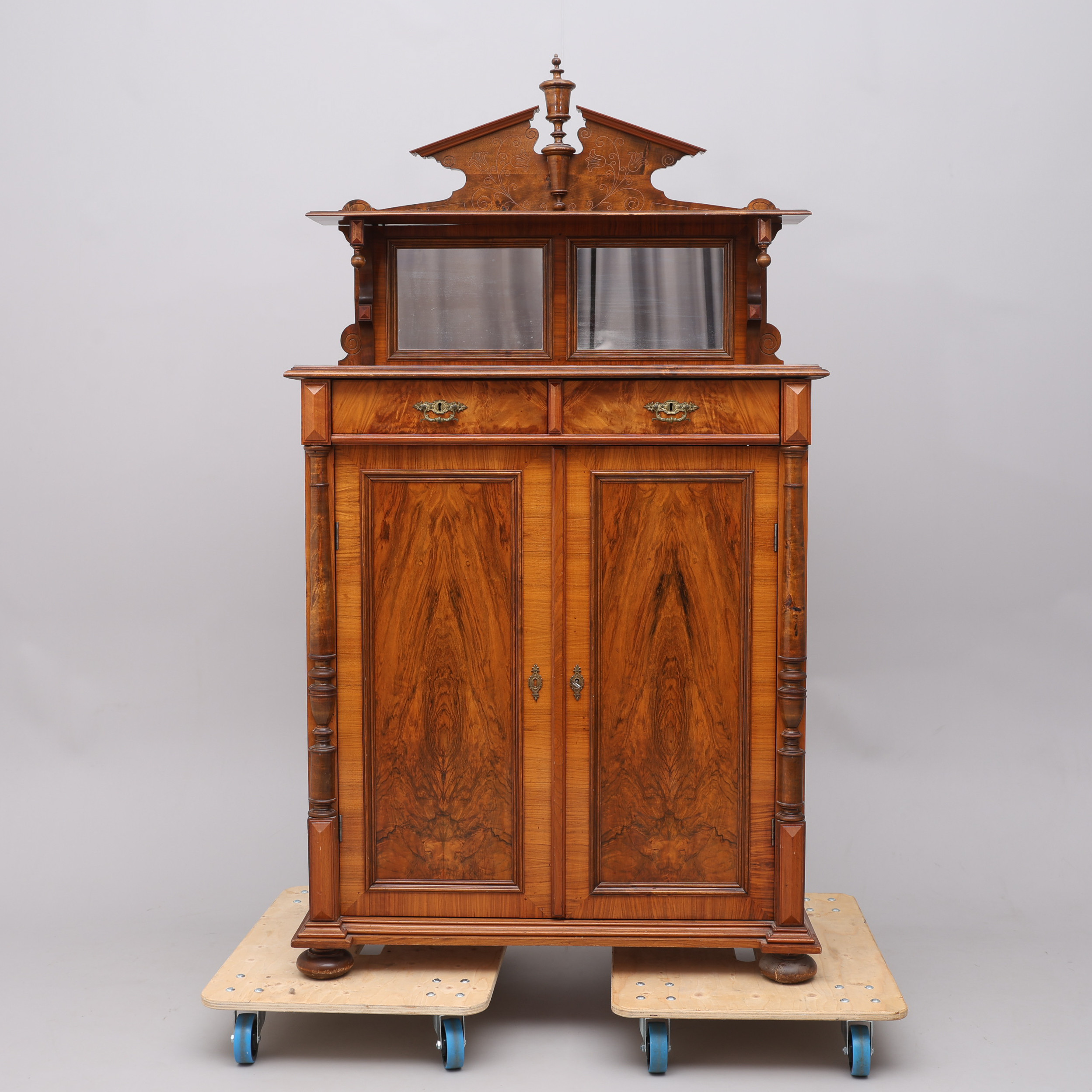 SERVERINGSSKÅP, nyrenässans, valnöt, 1800-talets slut.