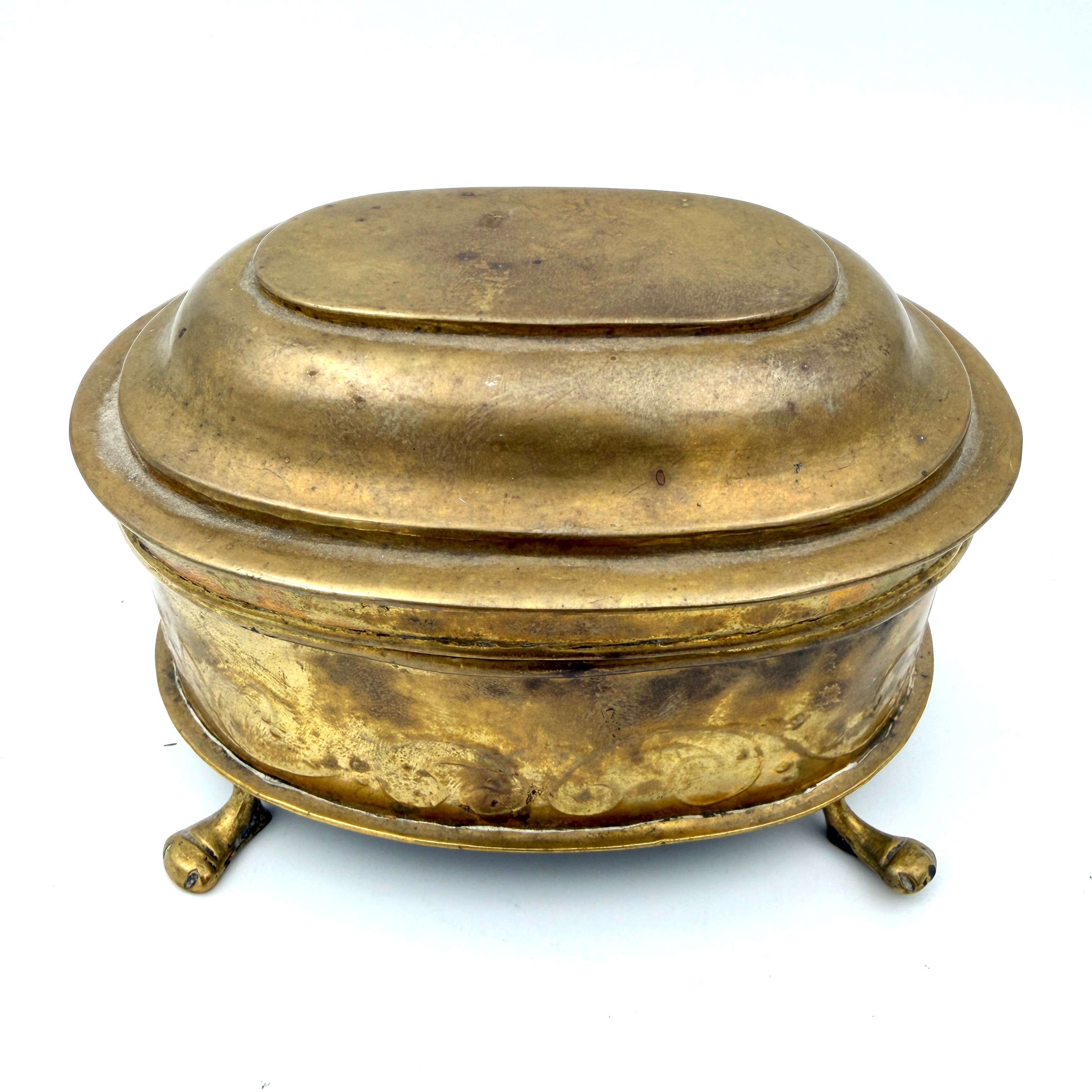 SOCKERSKRIN, 17/1800-tal, gustaviansk/blandstil, mässing, oval form, repousserad dekor av voluter och bladslingor, på 3 tassfötter.