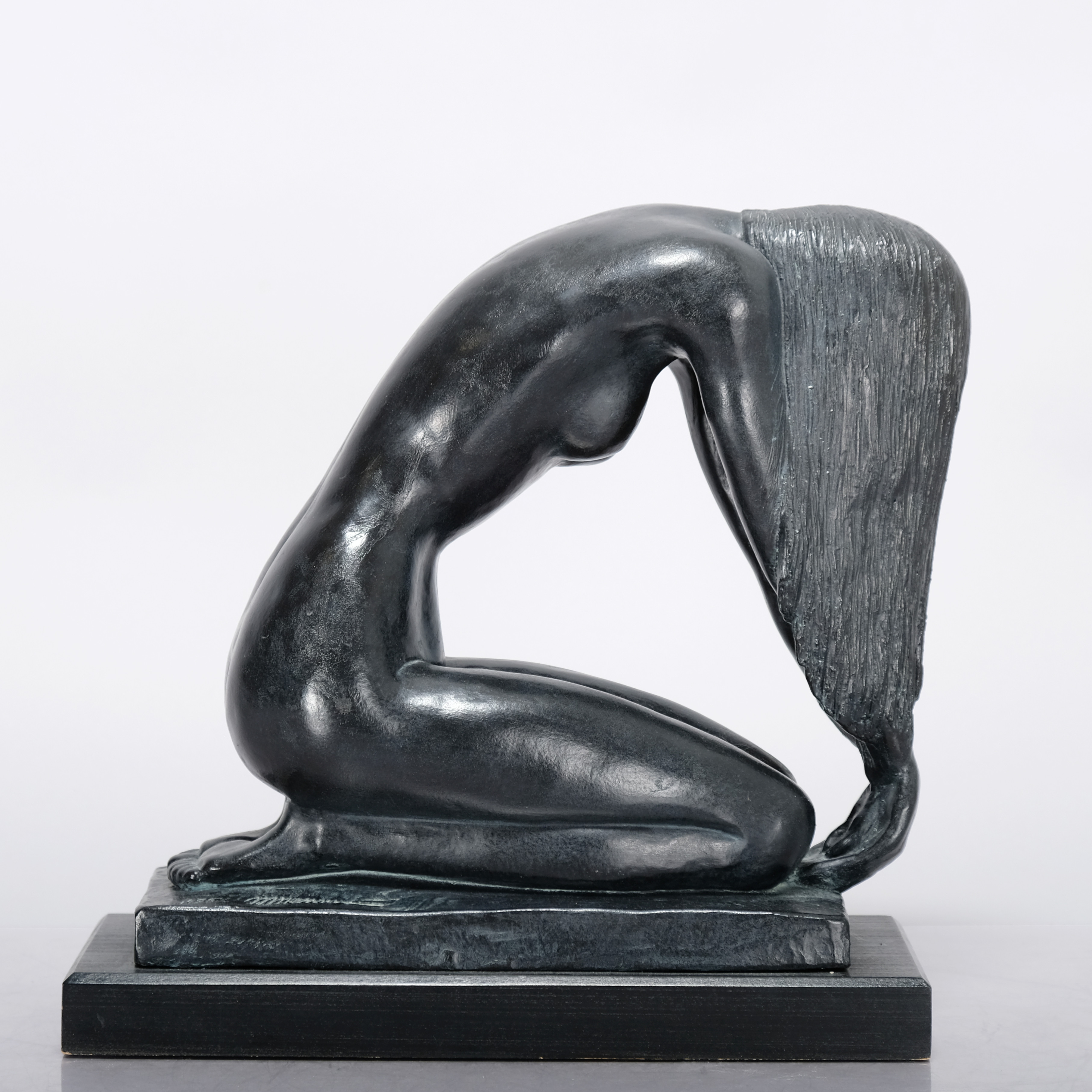 MORT MALKIN. "KNEELING LADY" AUSTIN PROD INC. 1985, KERAMIK, TRÄ, SIGNERAD.