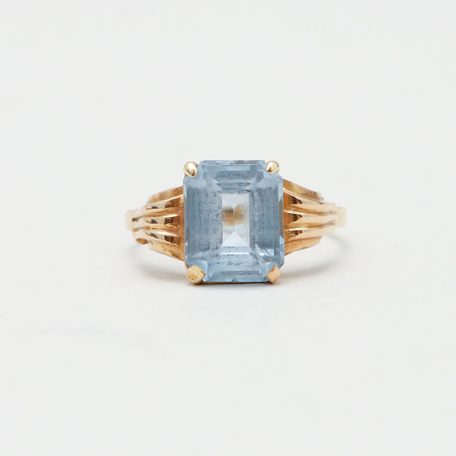RING, 18k guld, syntetisk spinell, vikt ca 2,5 gram.