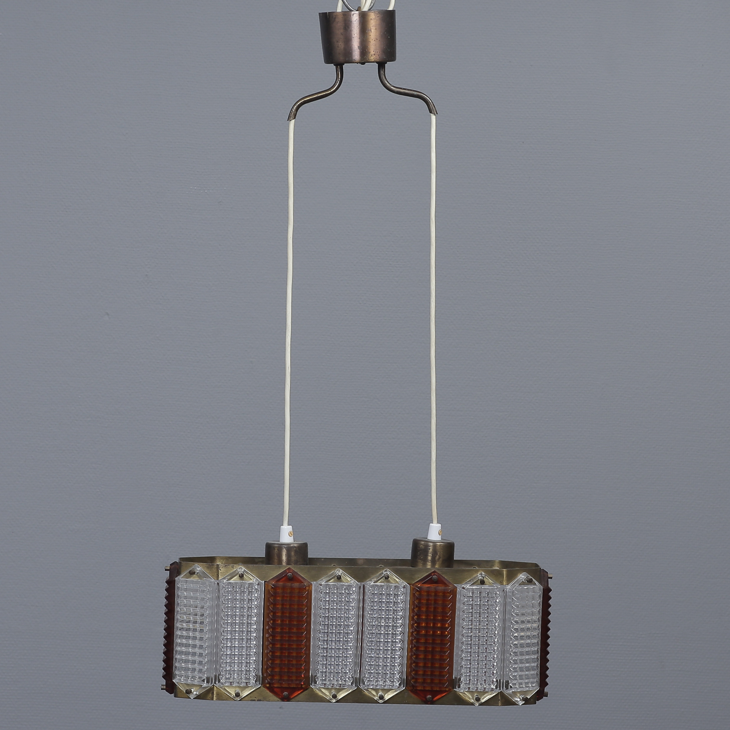 FLYGSFORS TAKLAMPA, BRUNTONIGT GLAS, MÄSSING, 1950/1960-TAL.