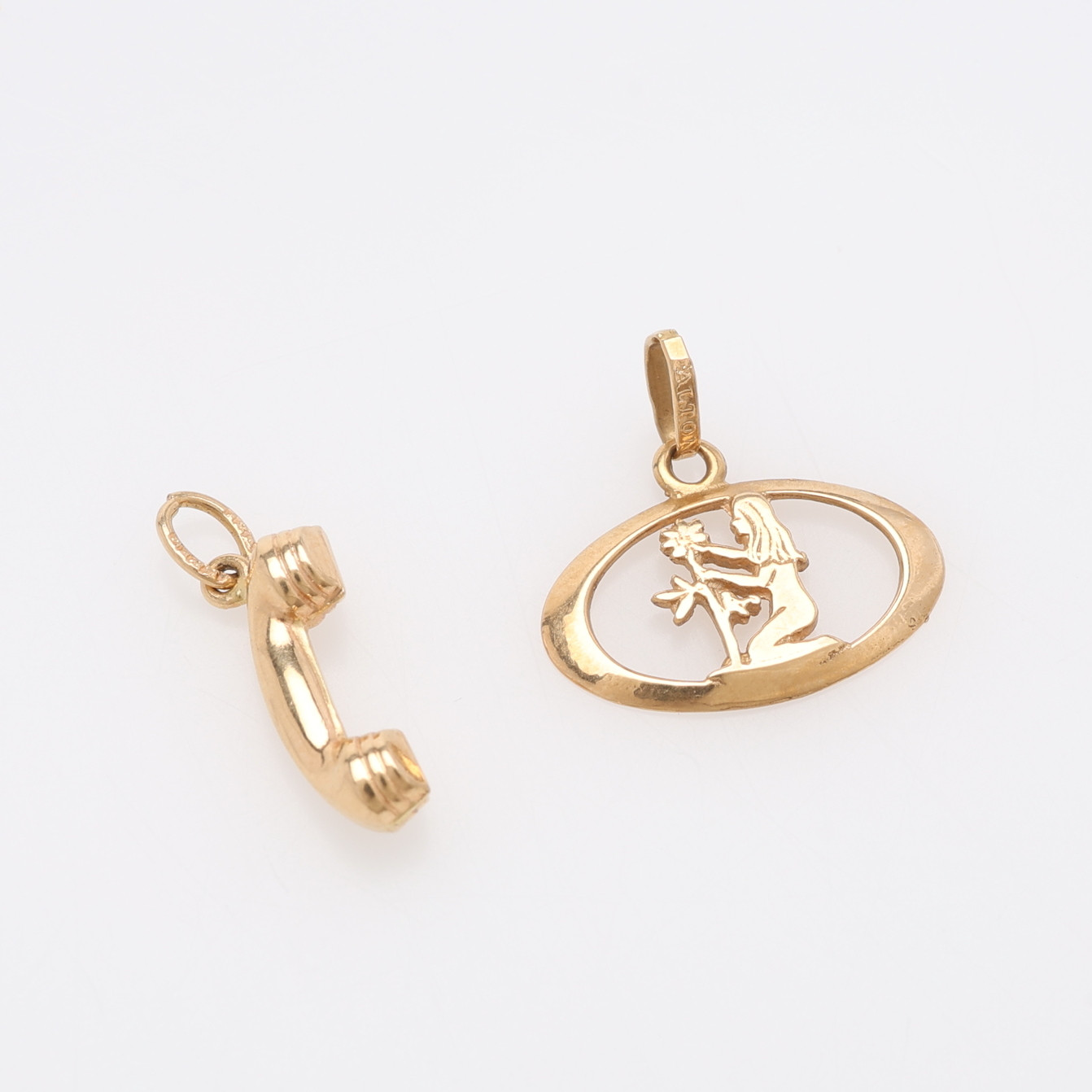HÄNGEN, 2 ST, 18K GULD, TOTALT CA 1,6 GRAM.