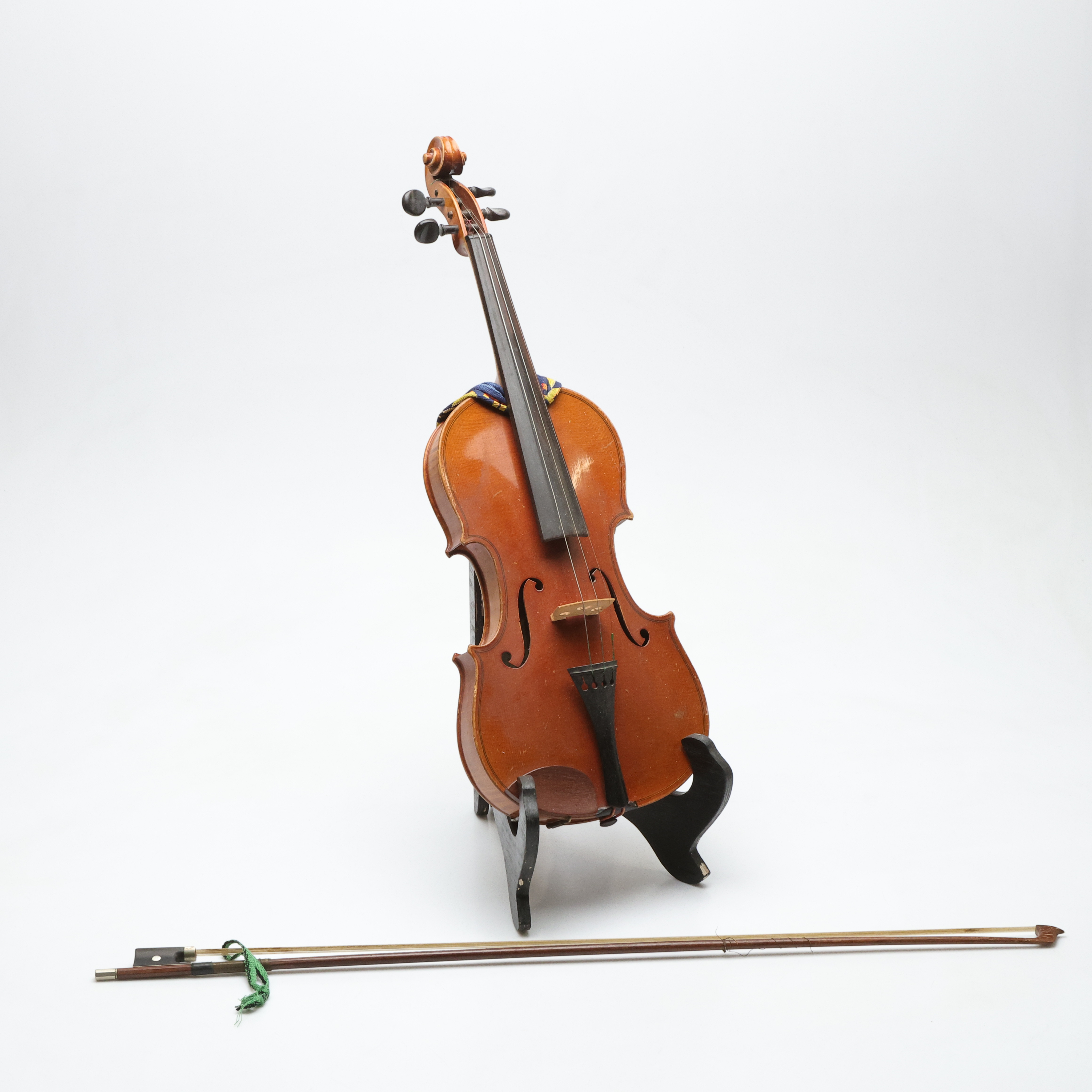 FIOL, med stråke, Efter Stradivarius, Tyskland, 1900-tal. Etikettmärkt.