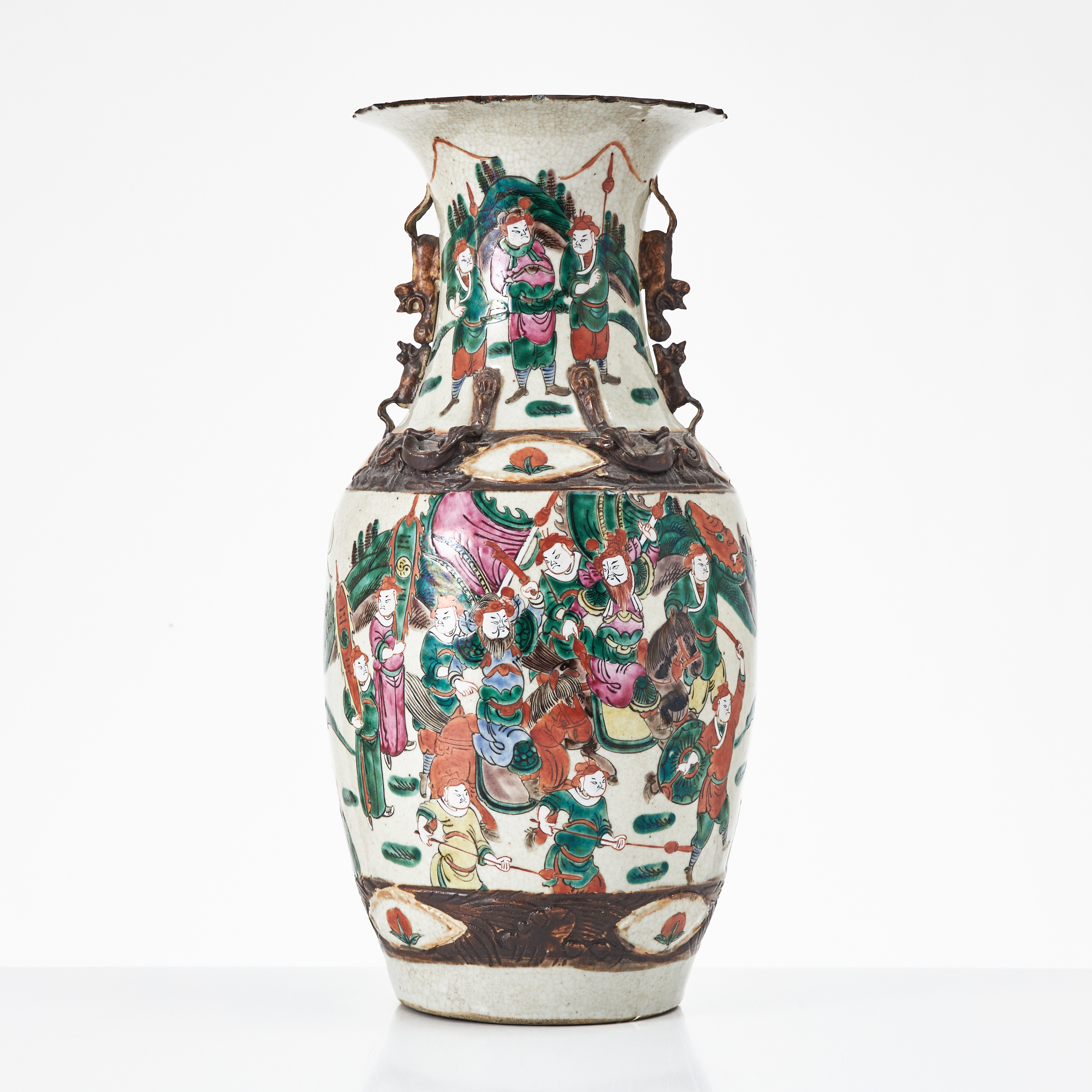 VAS, porslin, Kina, 1900-talets första hälft, balusterformad, med hänklar, dekor av krigsscen.
