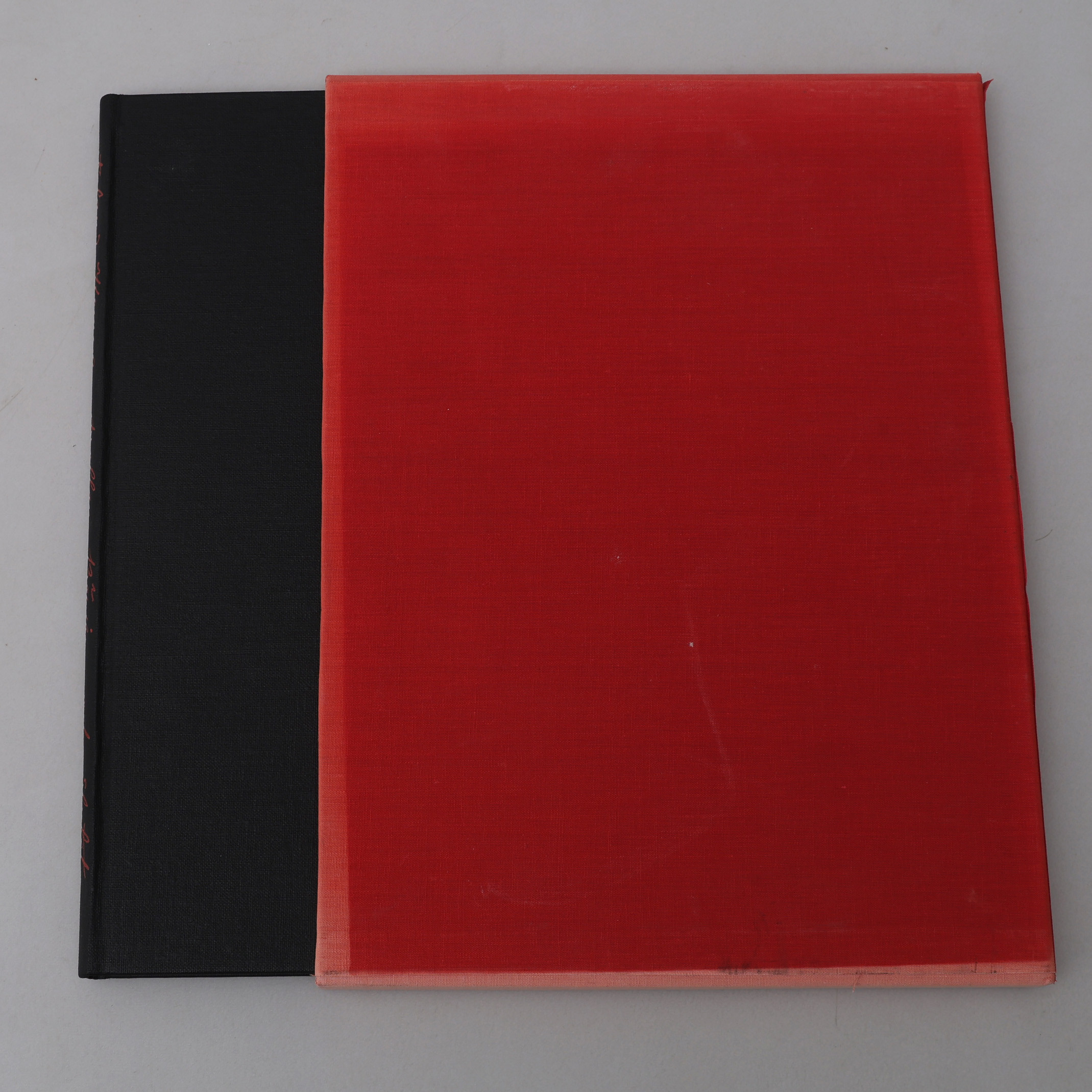 BIBLIOFILI. KONSTNÄREN ROLAND KEMPES RIKT ILLUSTRERADE MELLAN BÖRJAN OCH SLUTET MED ETT SIGNERAT SJÄLVPORTRÄTT. NR. 189 AV 500 EXEMPLAR.