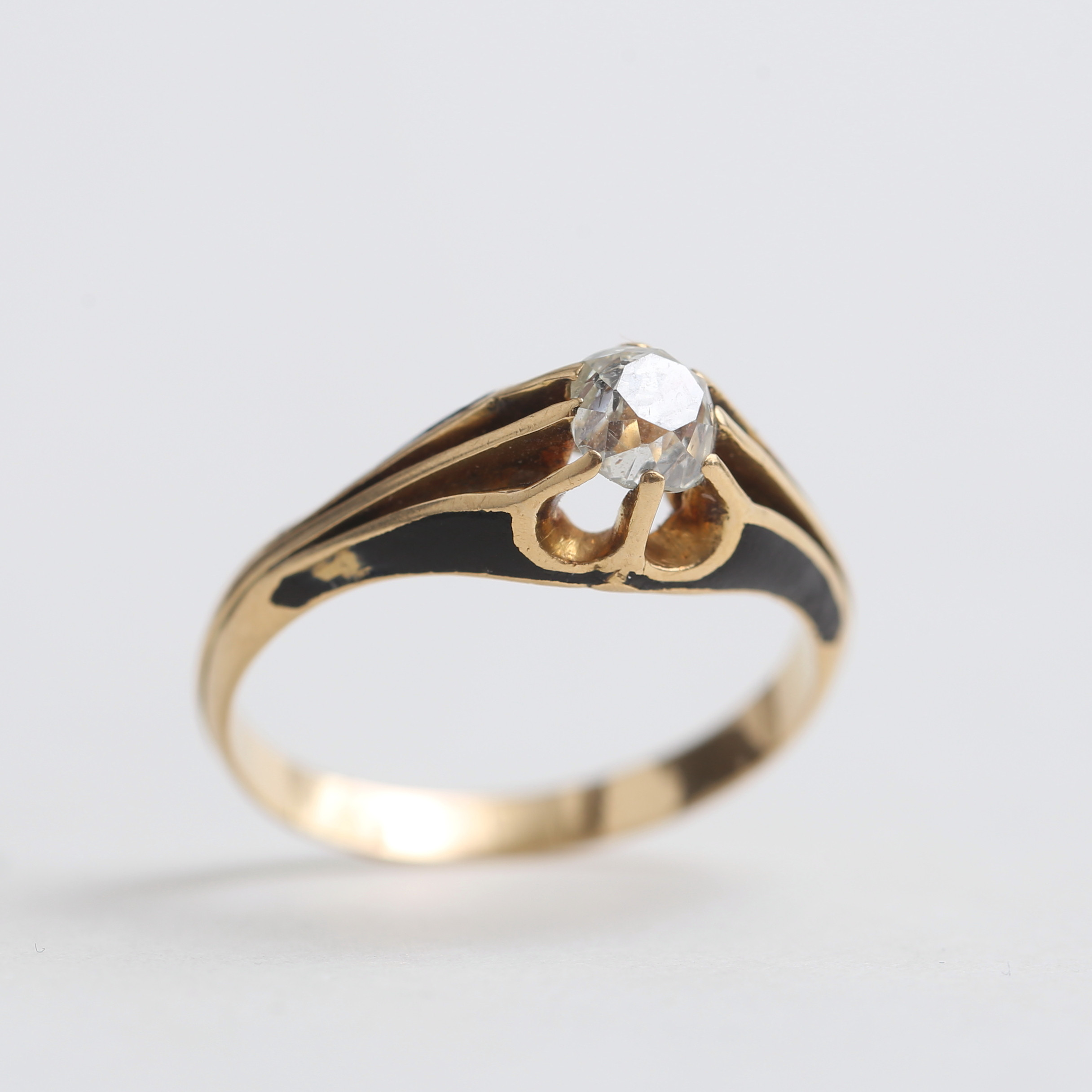 RING, 18K guld med sten, vikt 3,4 gram.