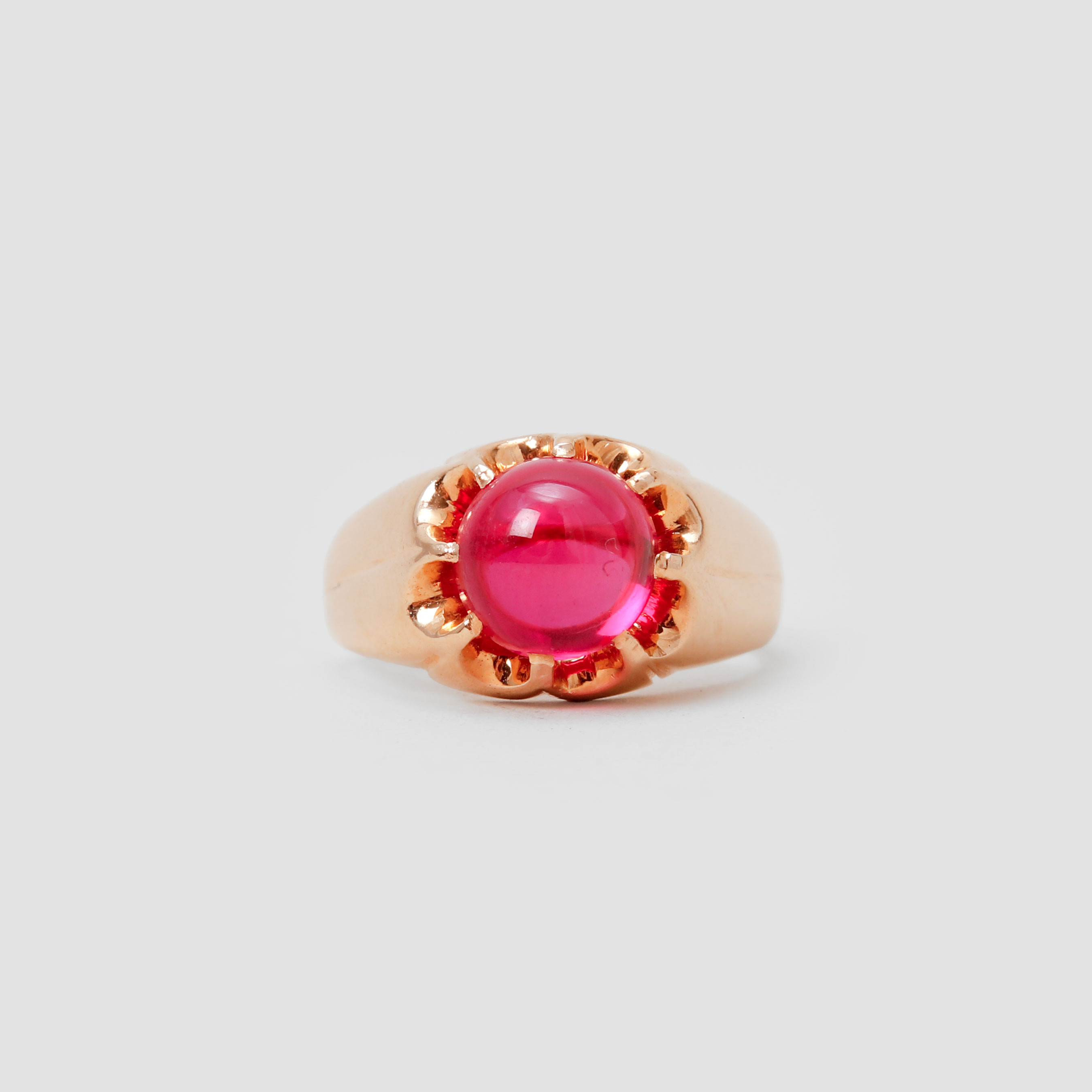 RING, 18k guld, syntetisk rubin, vikt ca 9,3 gram.