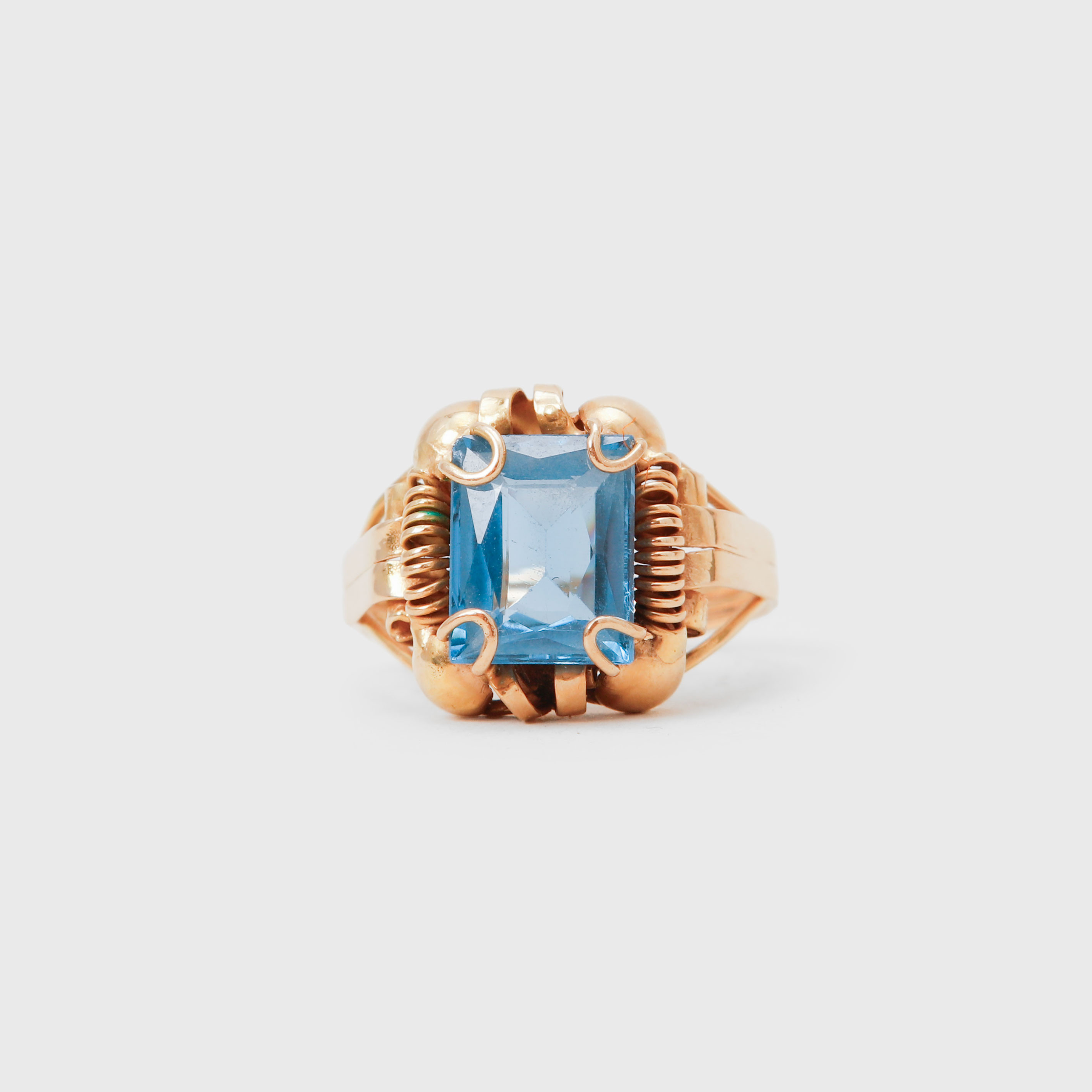 RING, 18k guld, syntetisk spinell, vikt ca 4,5 gram.