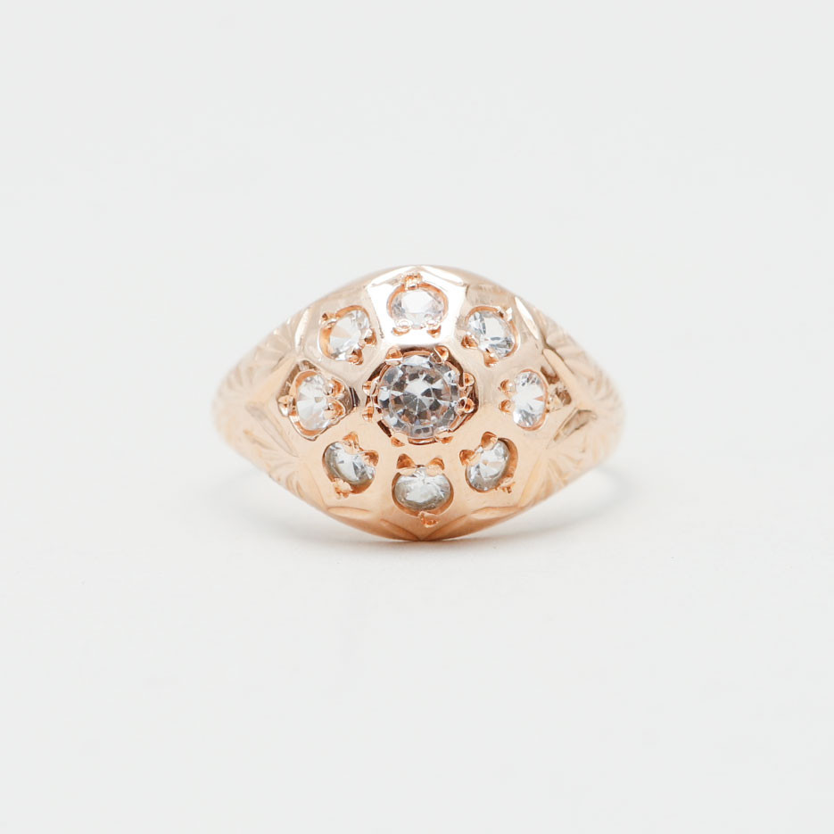 RING, 18k guld, syntetiska stenar, vikt ca 3,7 gram.