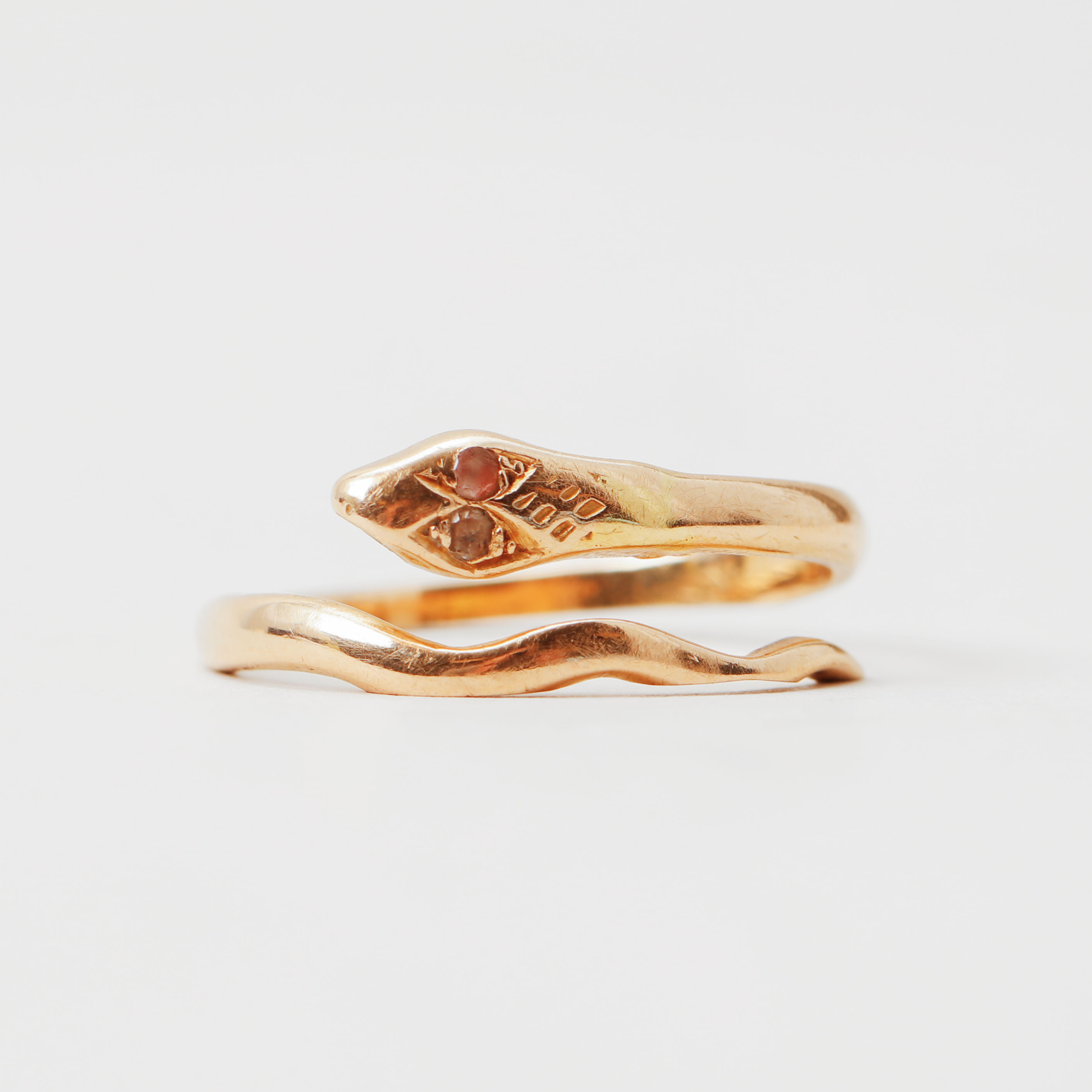 RING, 18k guld, syntetiska stenar, vikt ca 2,8 gram.