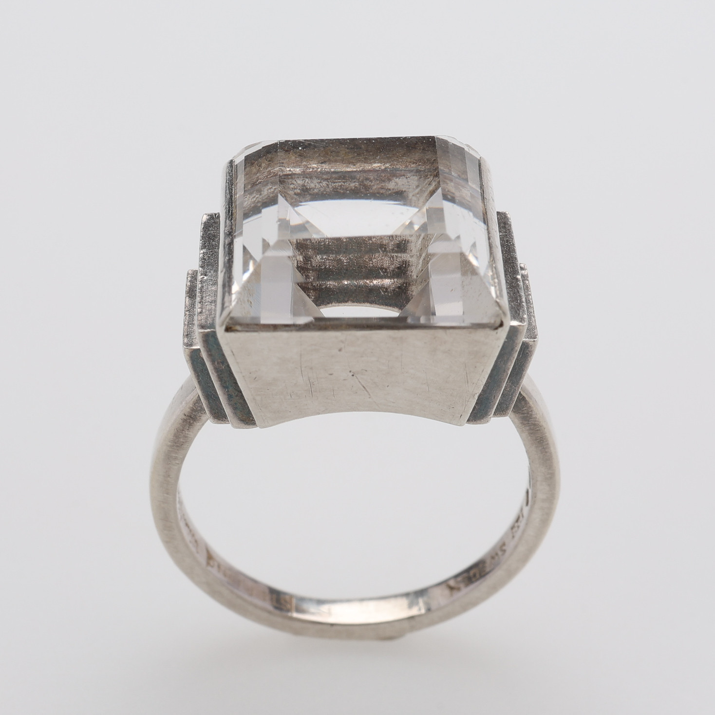 WIWEN NILSSON. RING MED SLIPAD BERGKRISTALL, stämpelsignerad i Lund 1941.