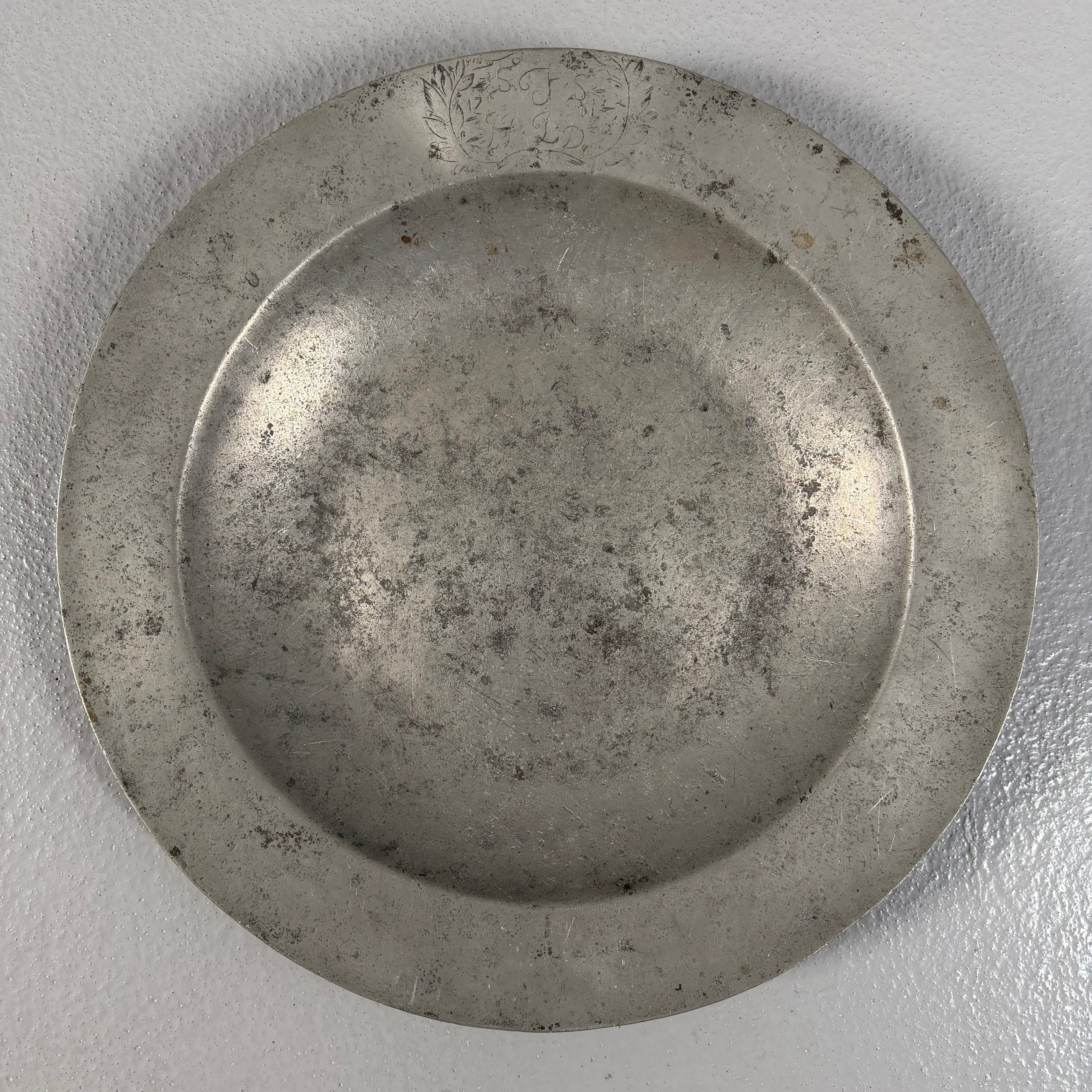 OIDENTIFERAD MÄSTARE, 1700-tal, tenn, brätte med alliansgravyr/monogram "SFS HLD" inom bladverk, stämplad med rosstämpel samt fragmentarisk mästarstämpel.