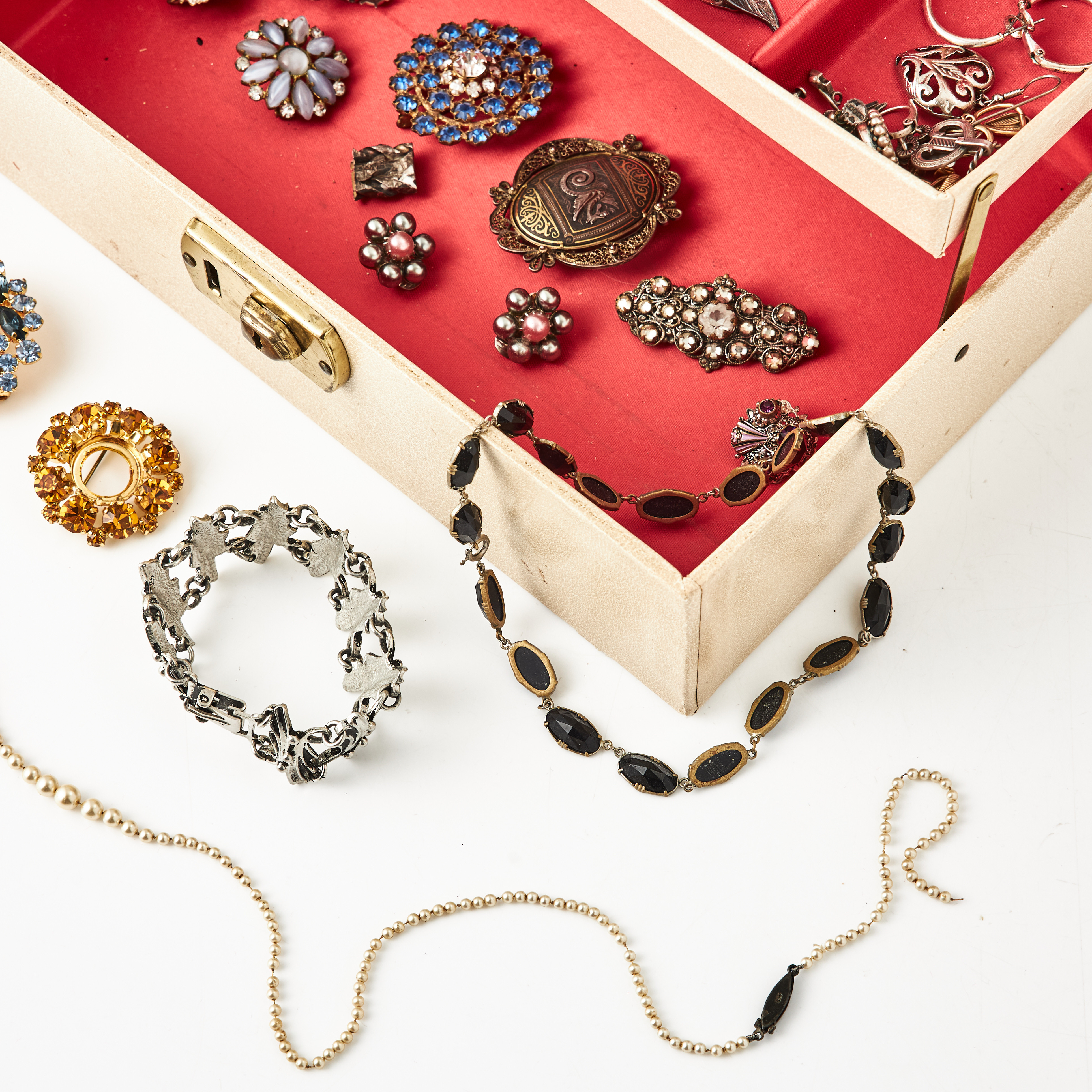 RINGAR, BROSCHER, ARMRING, HALSBAND, ÖRHÄNGEN, mm, delvis silver.